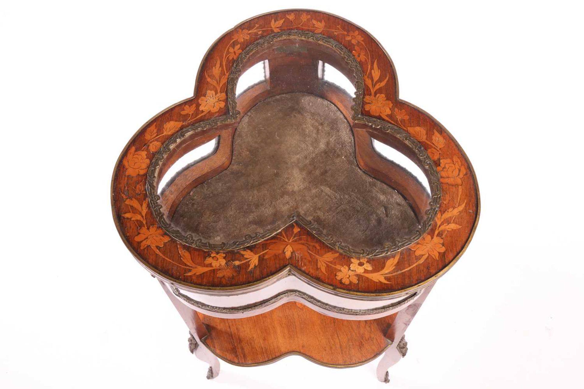 A Napoleon III walnut and marquetry "Club" shaped bijouterie table, with gilt metal mounts throughou - Bild 4 aus 6