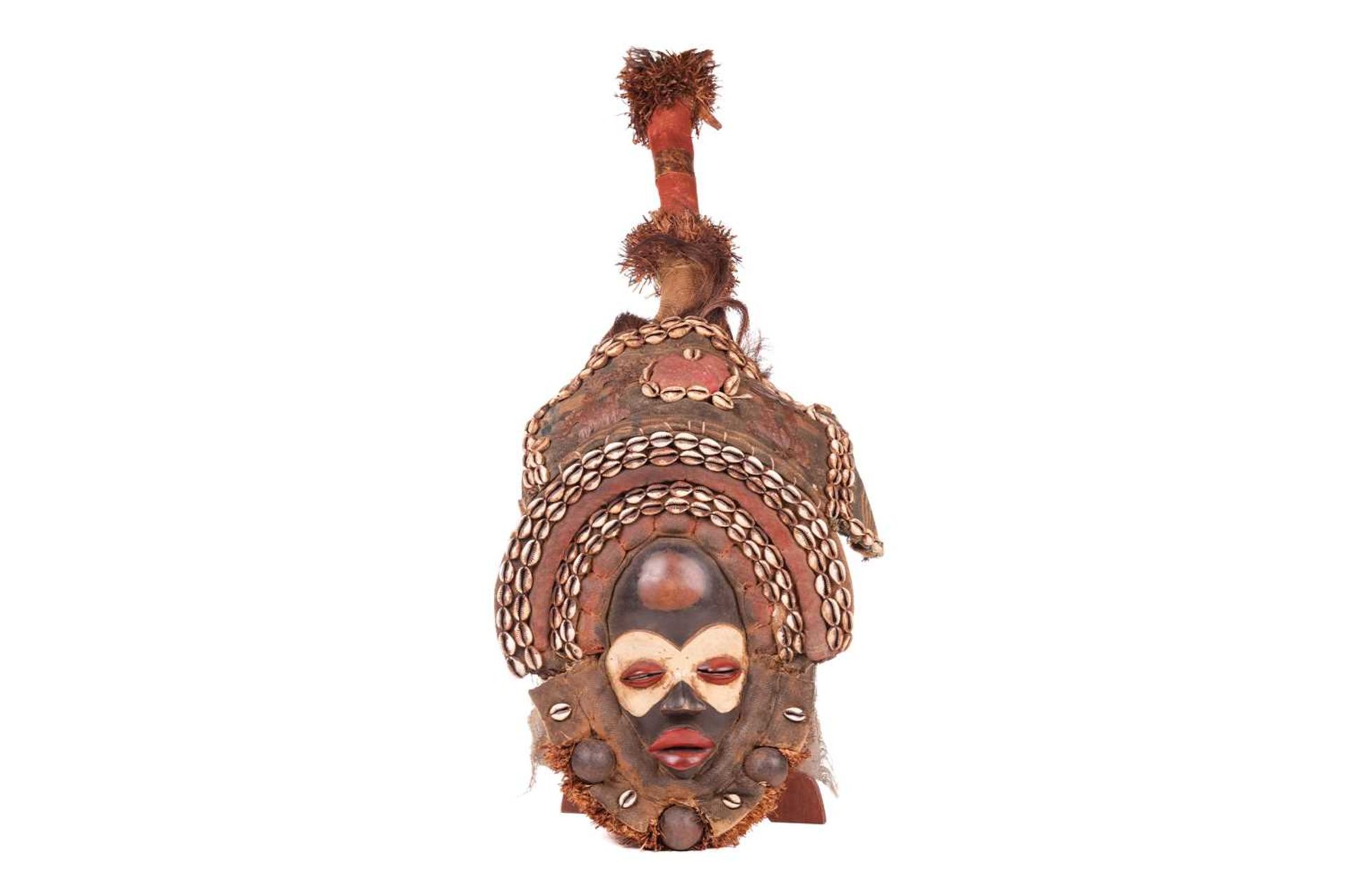 A Dan Gagon Headdress, late 20th century, the mask painted in colours and framed by two rows of shel - Bild 2 aus 8