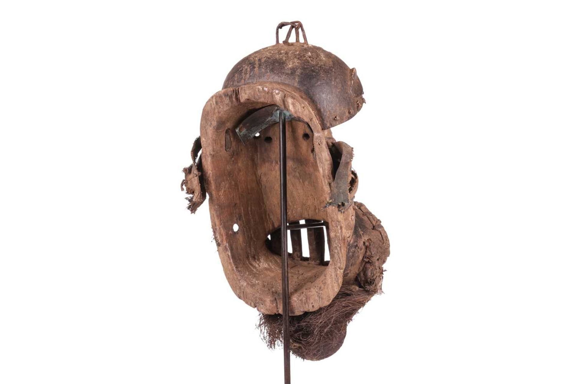 An unusual Bete Nyabwa mask, with turquoise bead decoration, 20th century, 41 cm x 19 cm. NB: Displa - Bild 2 aus 5