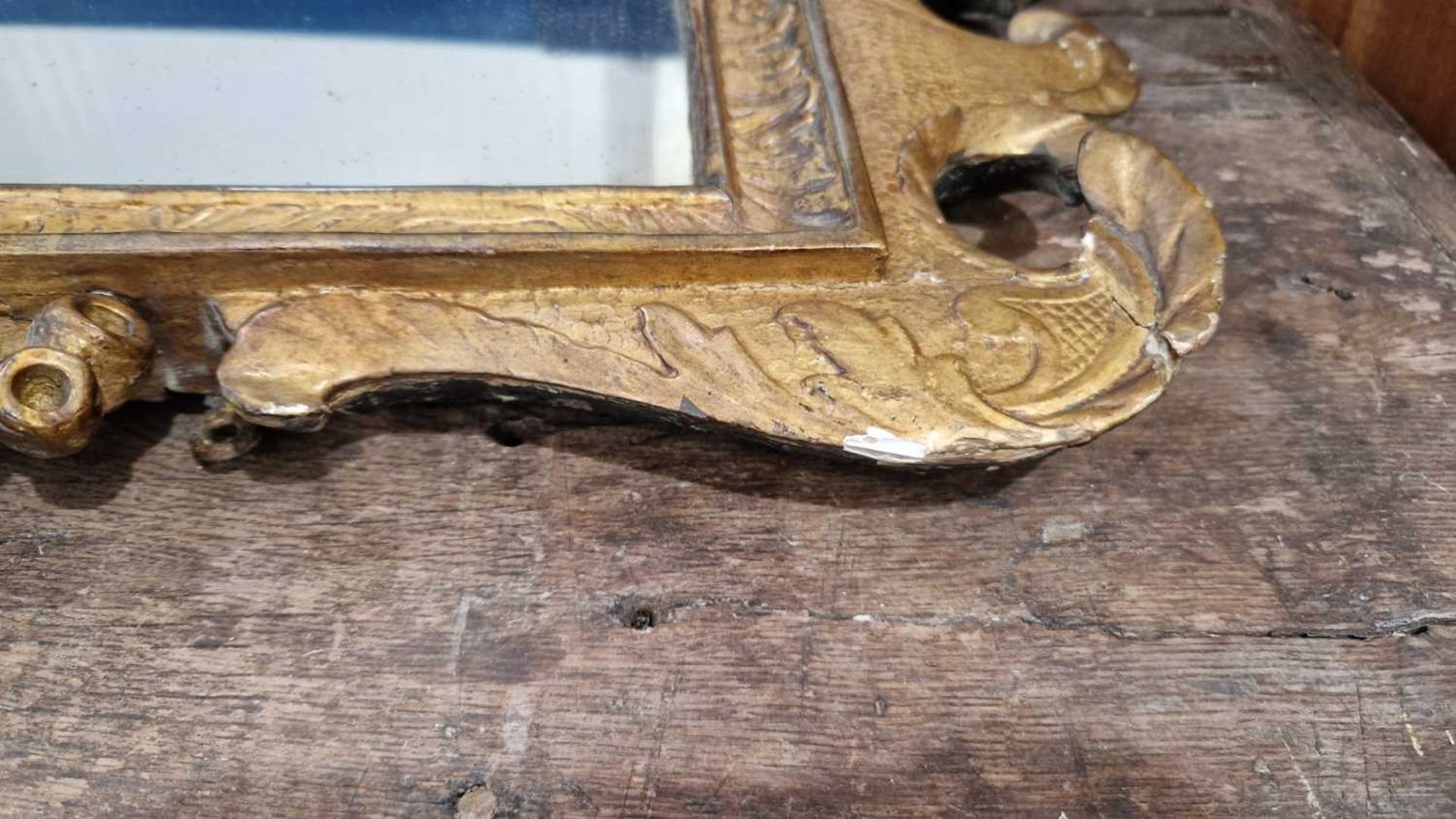 In the Manner of James Moore; A George I carved wood gilt gesso wall mirror, with broken arch pedime - Bild 20 aus 25