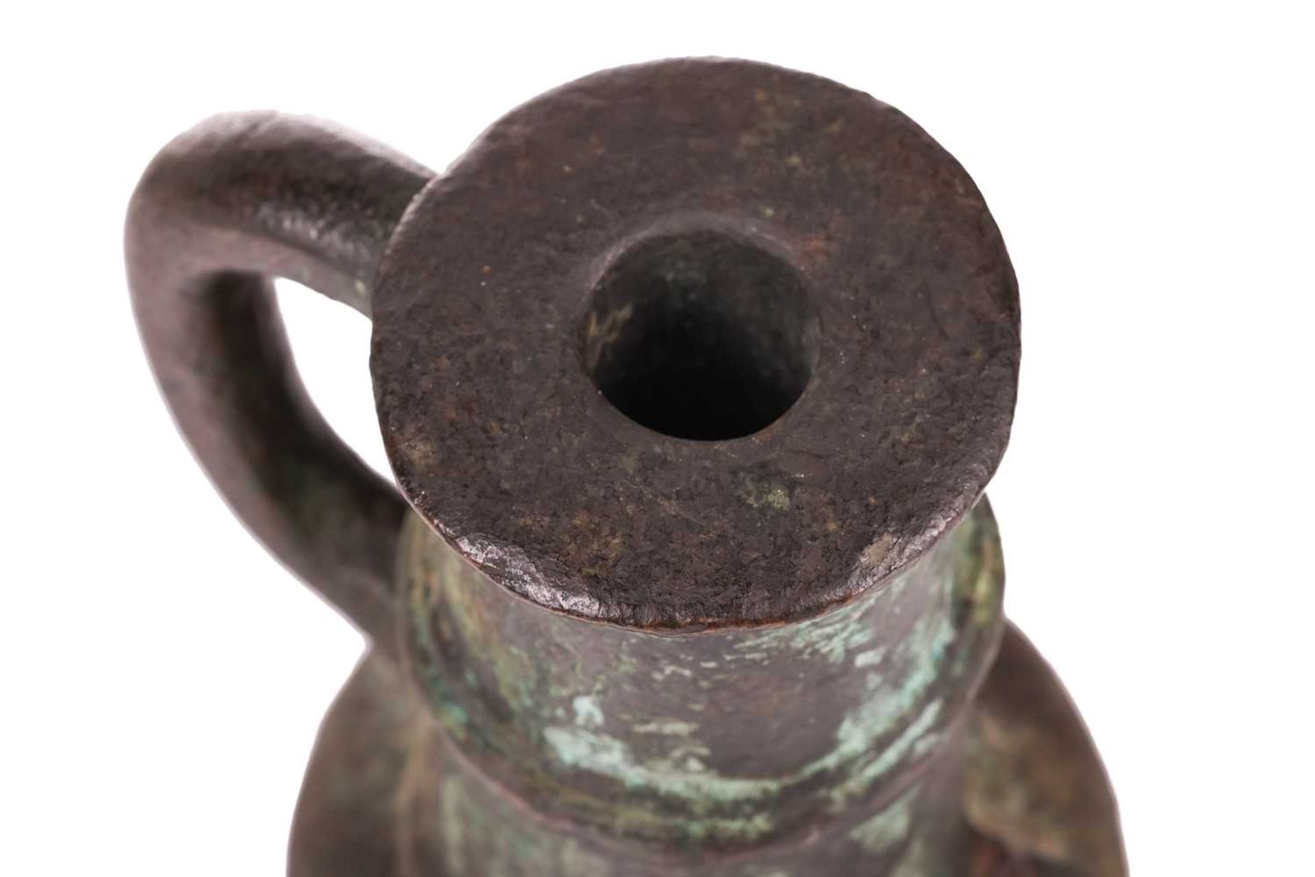 A 17th or 18th-century bronze thunder mug (signal cannon), with loop handle and ribbed centre, on a  - Image 5 of 6