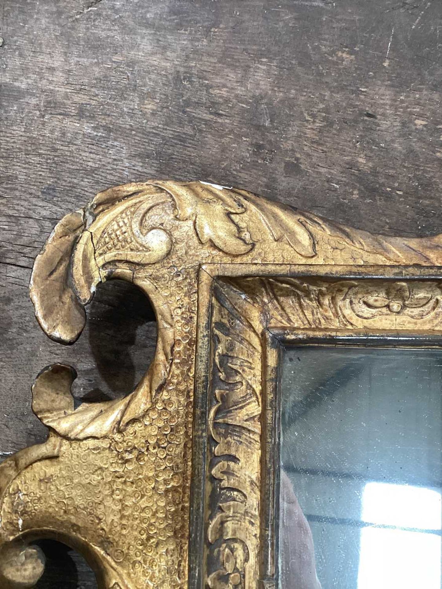 In the Manner of James Moore; A George I carved wood gilt gesso wall mirror, with broken arch pedime - Bild 6 aus 25