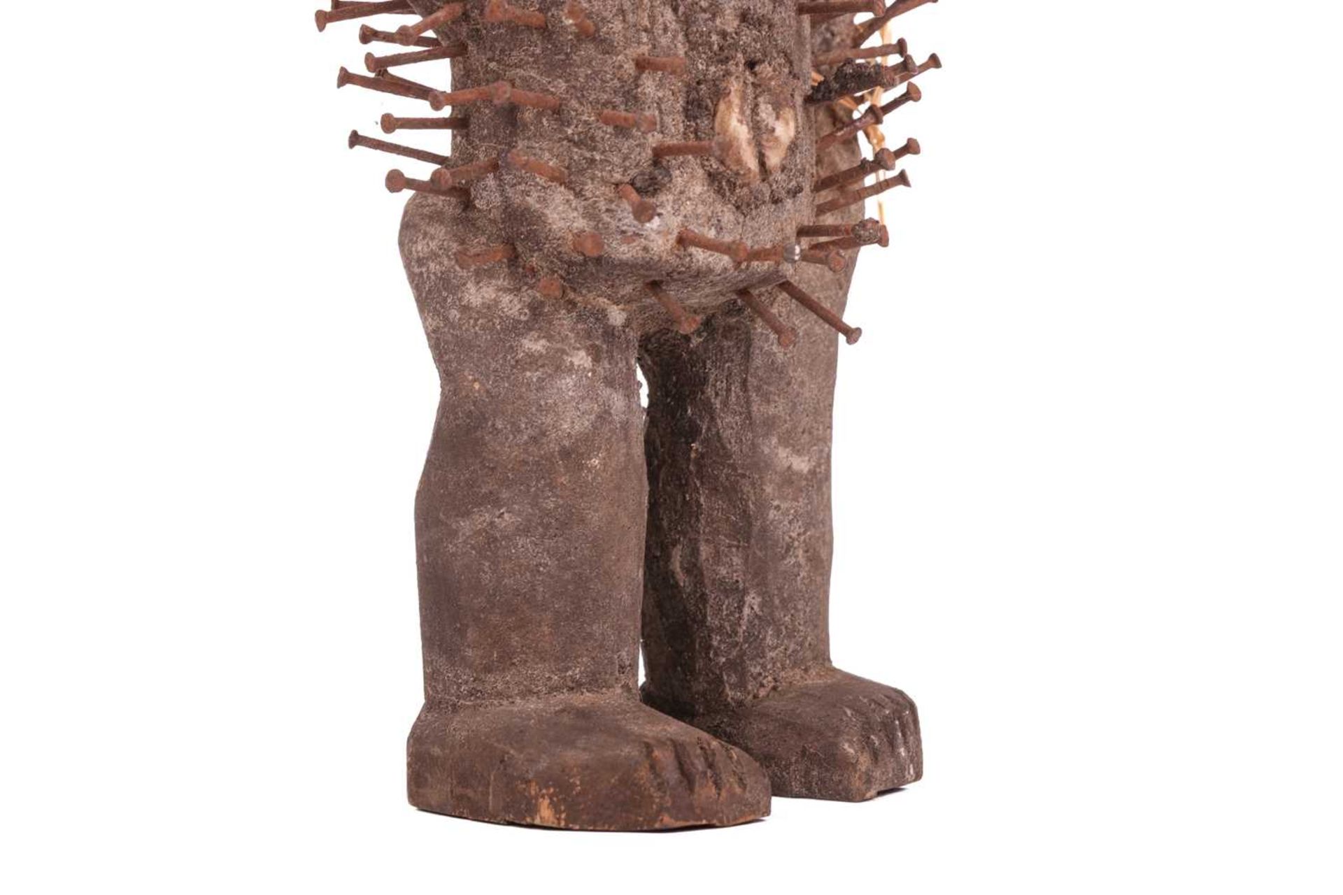 A small Bakongo nail fetish standing figure, 20th century, 22 cm high. - Bild 7 aus 7