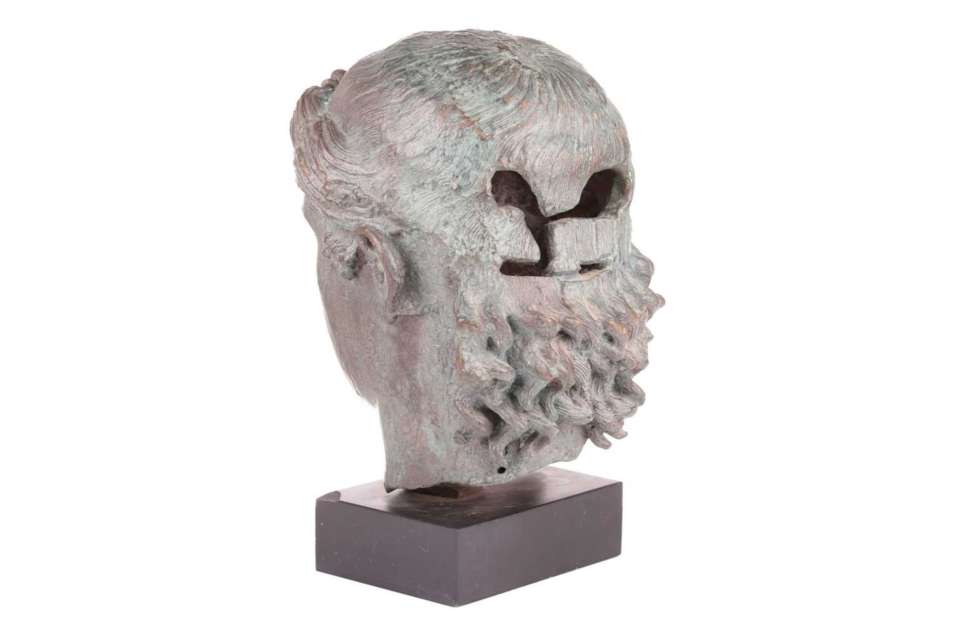 A Grand Tour style patinated bronze, cast after the Chatsworth Apollo Head, raised on a rectangular  - Bild 4 aus 7
