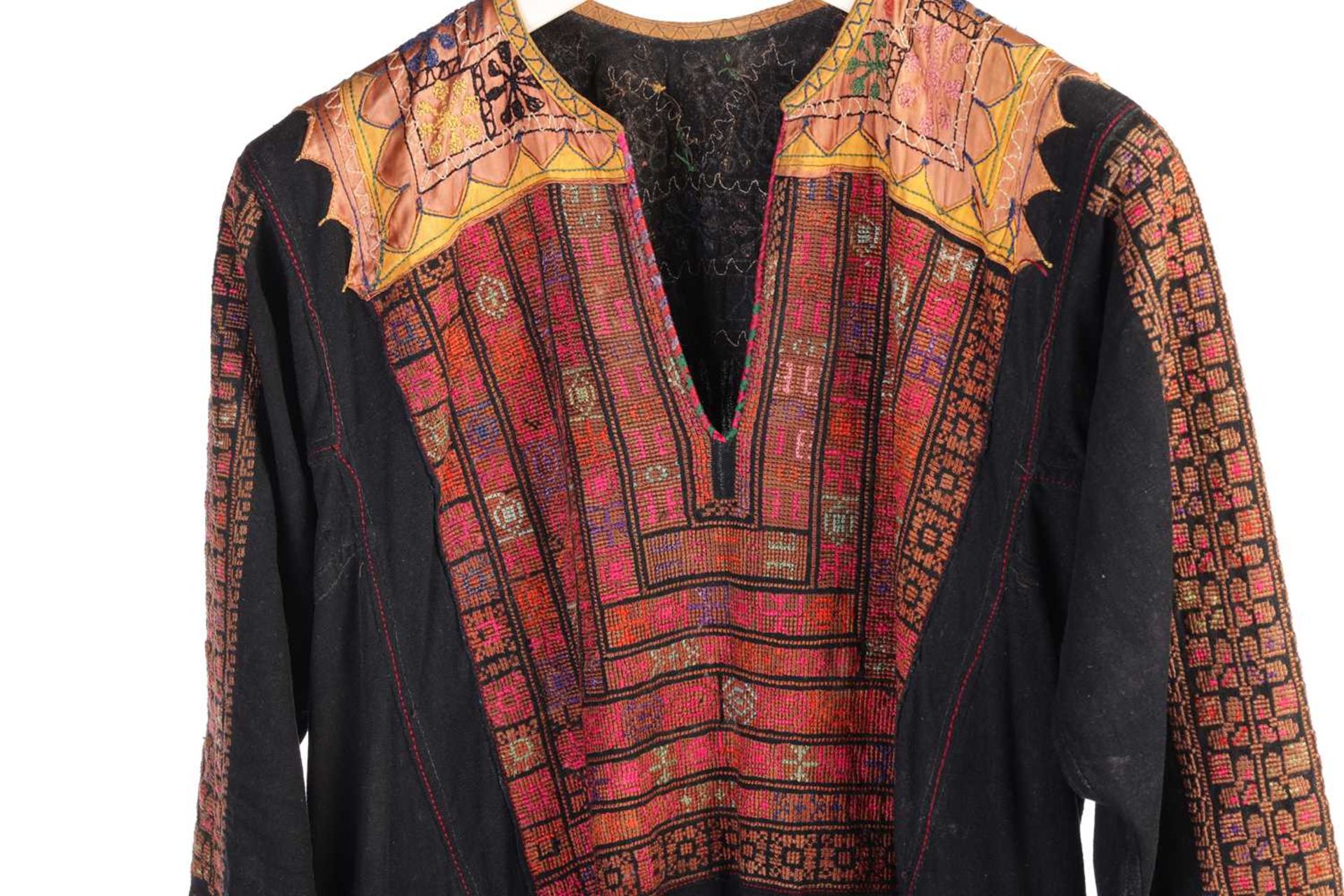 A Palestinian/Jordanian (?) lady's Thobe dress, with satin embellished shoulders and panels of geome - Bild 5 aus 10