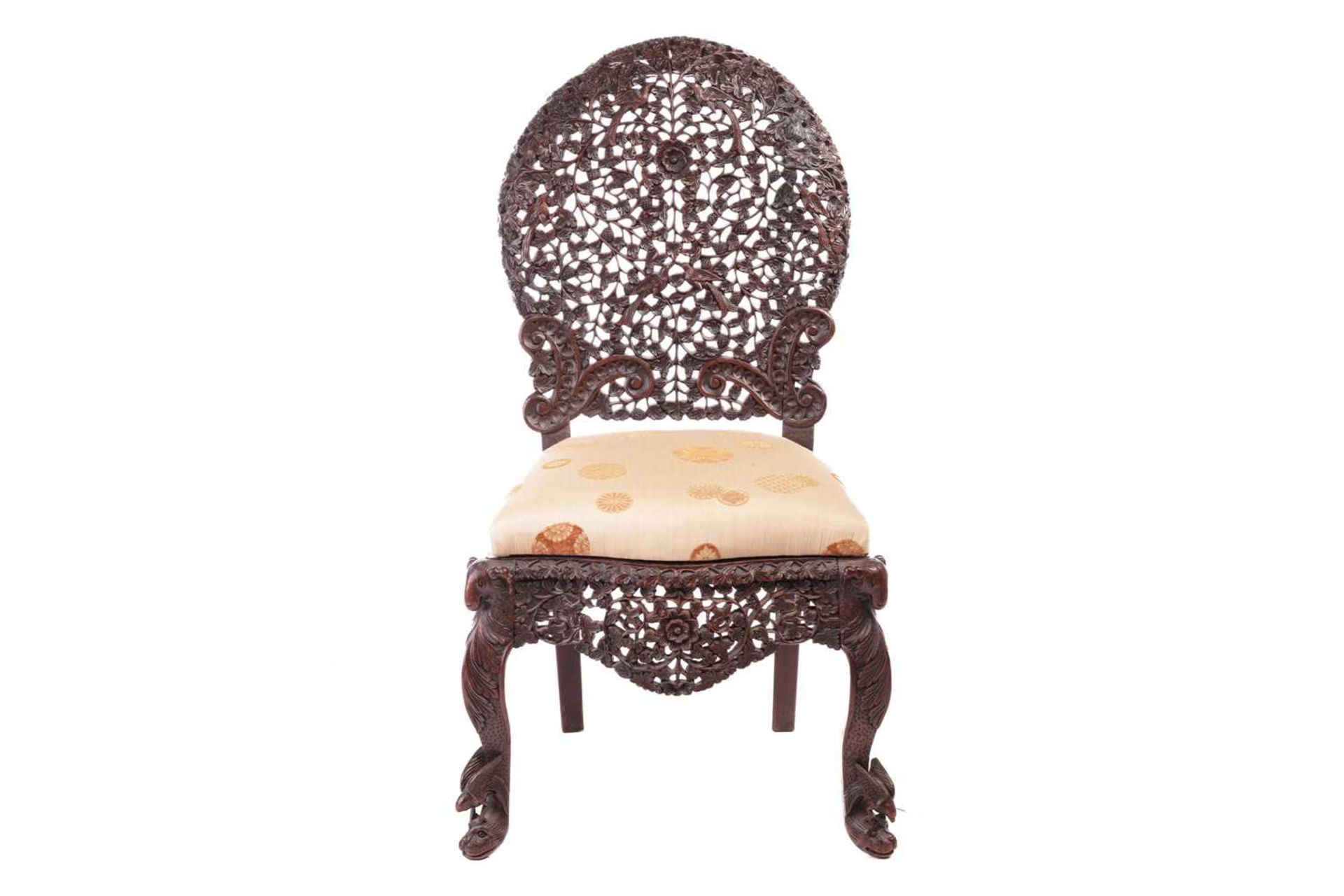 An Indian 'Bombay Carved' padauk slipper chair 19th century, the arched back pierced and carved with - Bild 2 aus 13