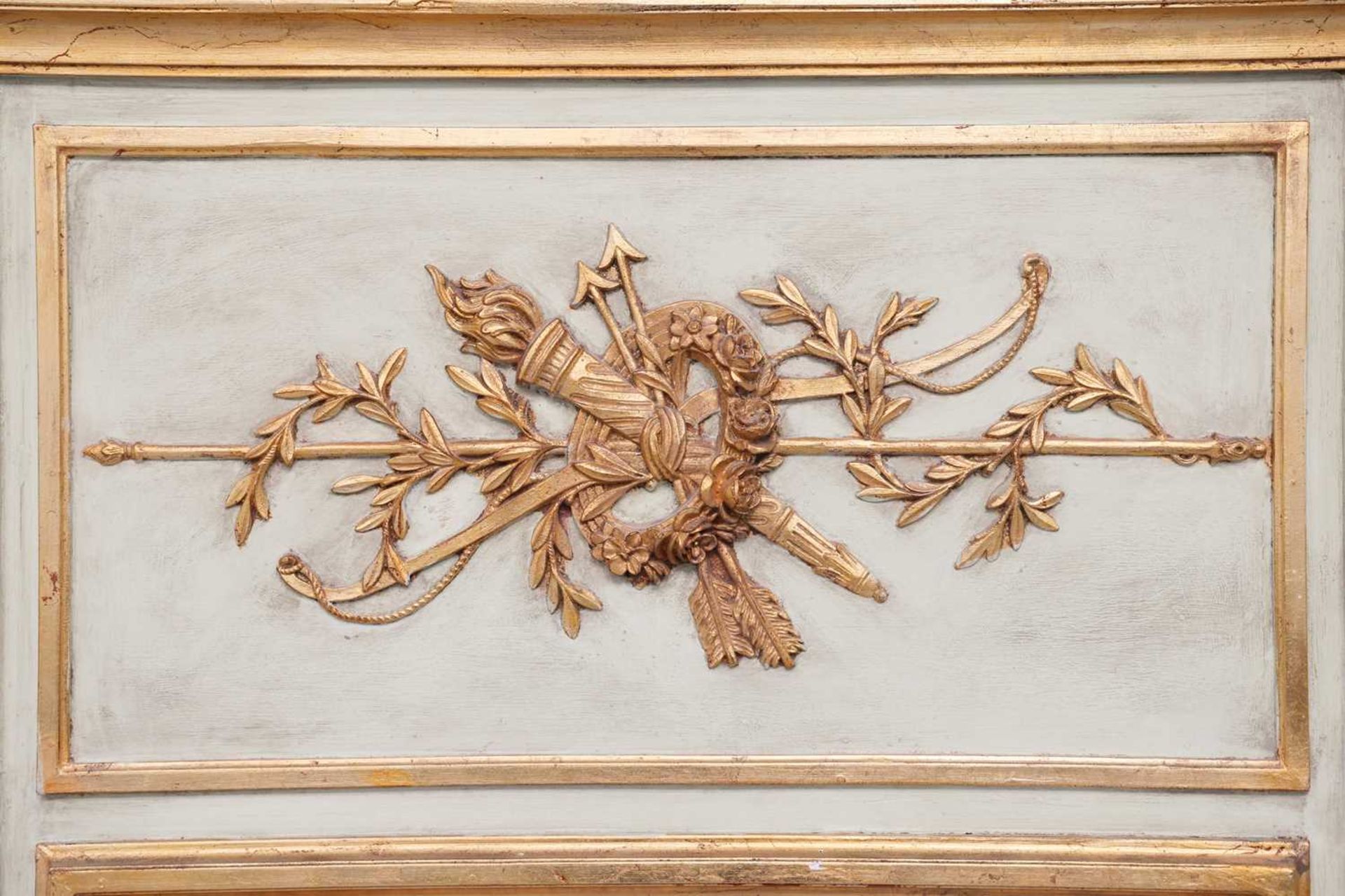 A Louis XVI-style ivory-painted trumeau mirror with gilt marshall trophy decoration to the frieze, f - Bild 2 aus 5