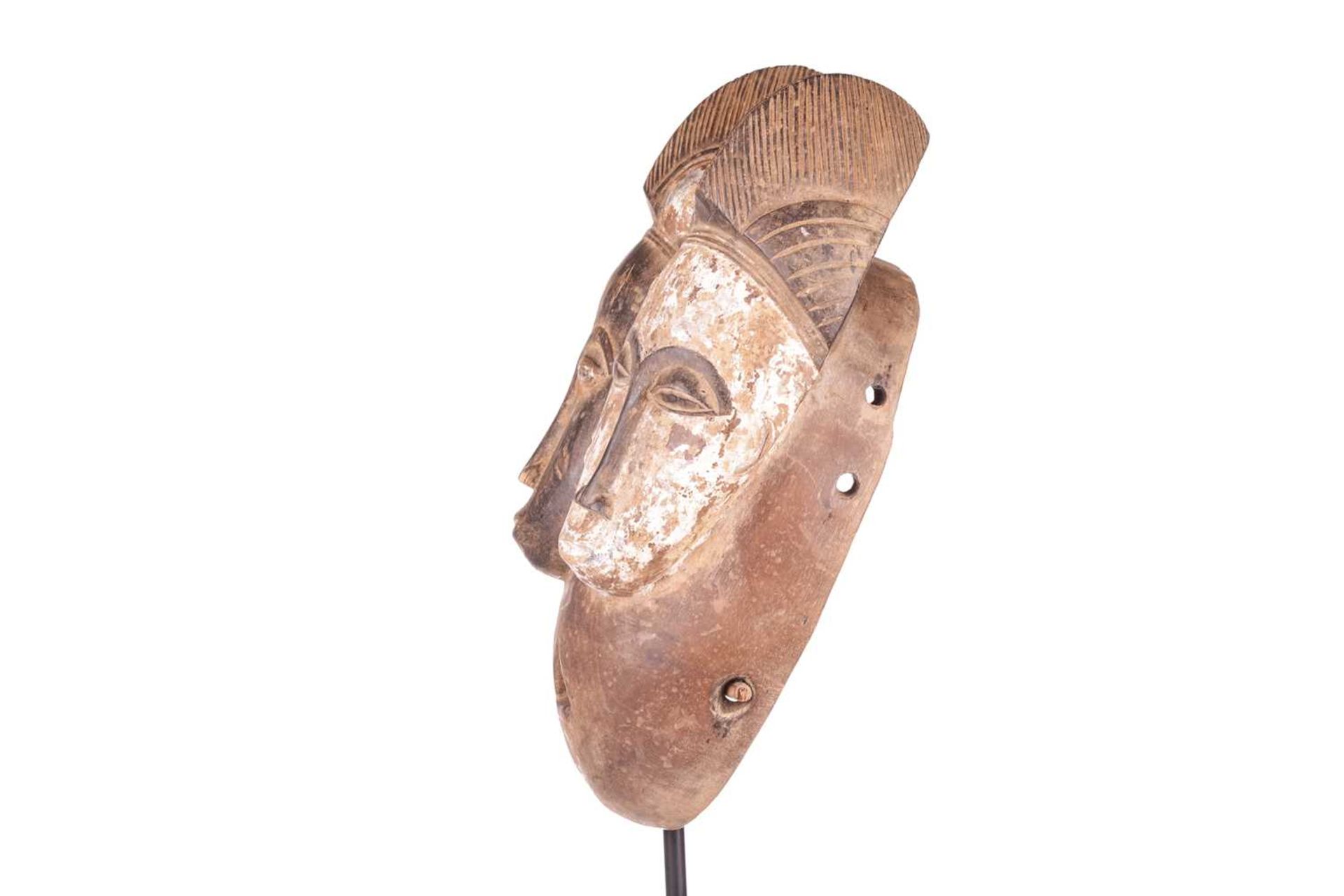 A Baule ‘Janus’ two-faced portrait mask, mid-20th century, 30 cm high. NB: Display stand is for illu - Bild 5 aus 5