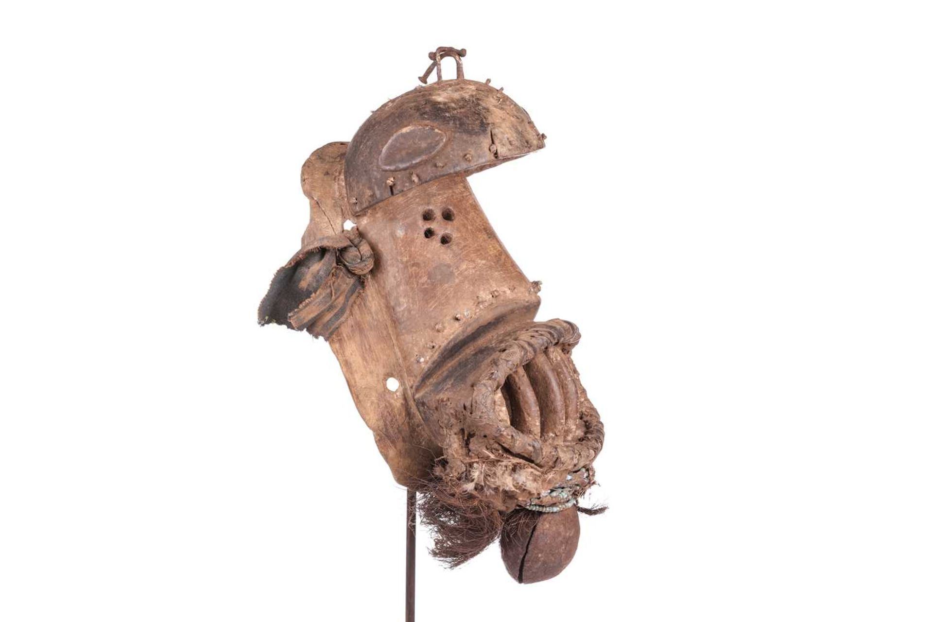 An unusual Bete Nyabwa mask, with turquoise bead decoration, 20th century, 41 cm x 19 cm. NB: Displa - Bild 5 aus 5