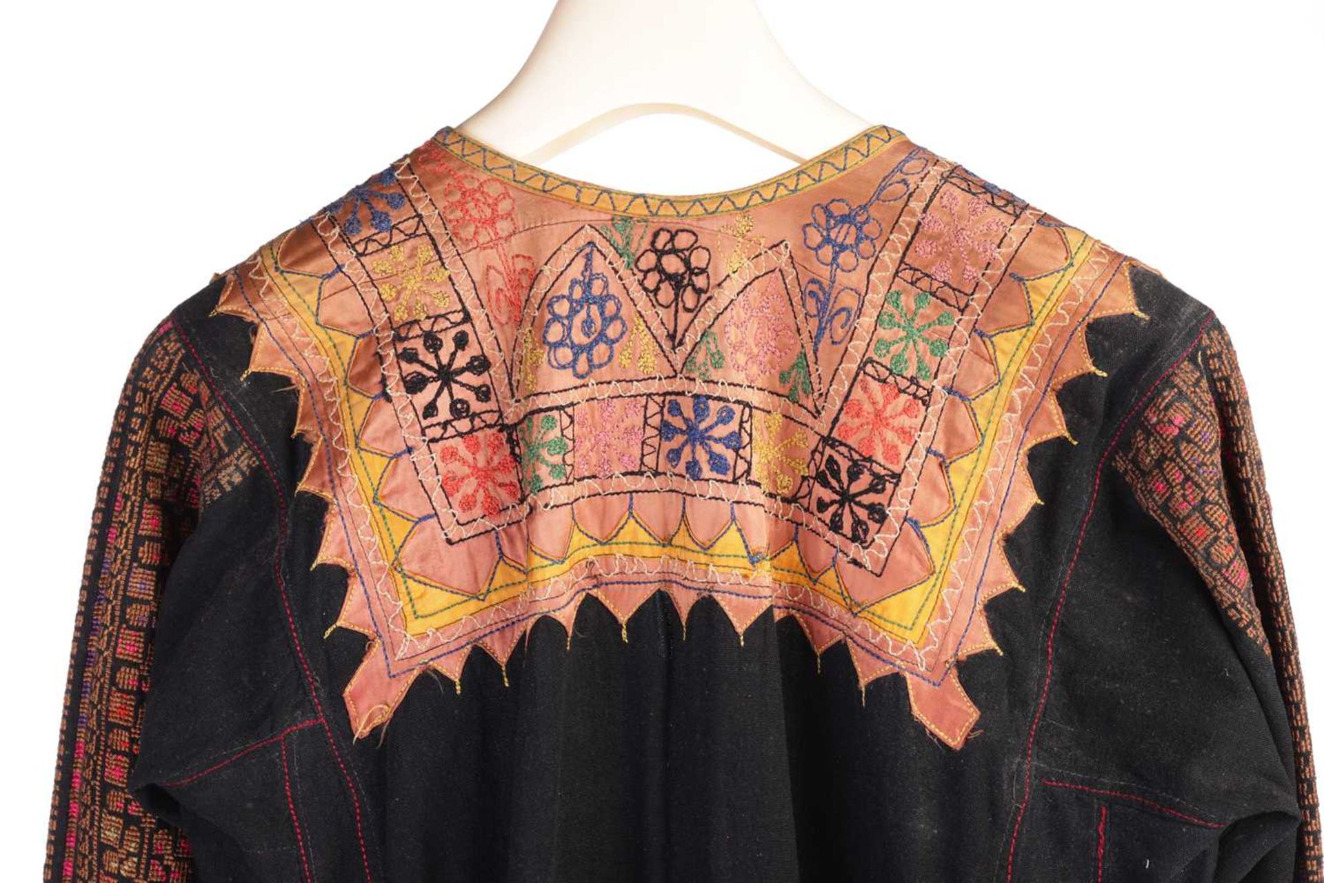 A Palestinian/Jordanian (?) lady's Thobe dress, with satin embellished shoulders and panels of geome - Image 4 of 10