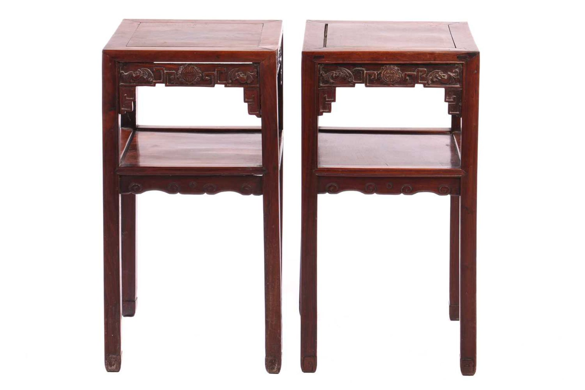 A pair of Chinese Hongmu two-tier pedestal urn tables, Qing Dynasty late 19th century, with square c - Bild 5 aus 5
