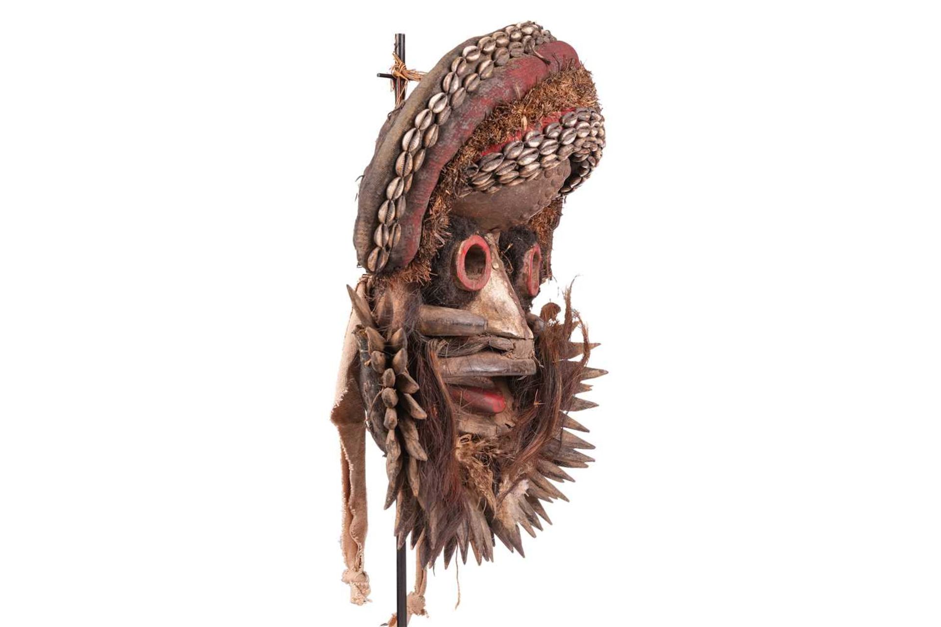 A large Ivory Coast Guerre warrior mask, painted in colours with shell decoration, 20th century, 48  - Bild 8 aus 8