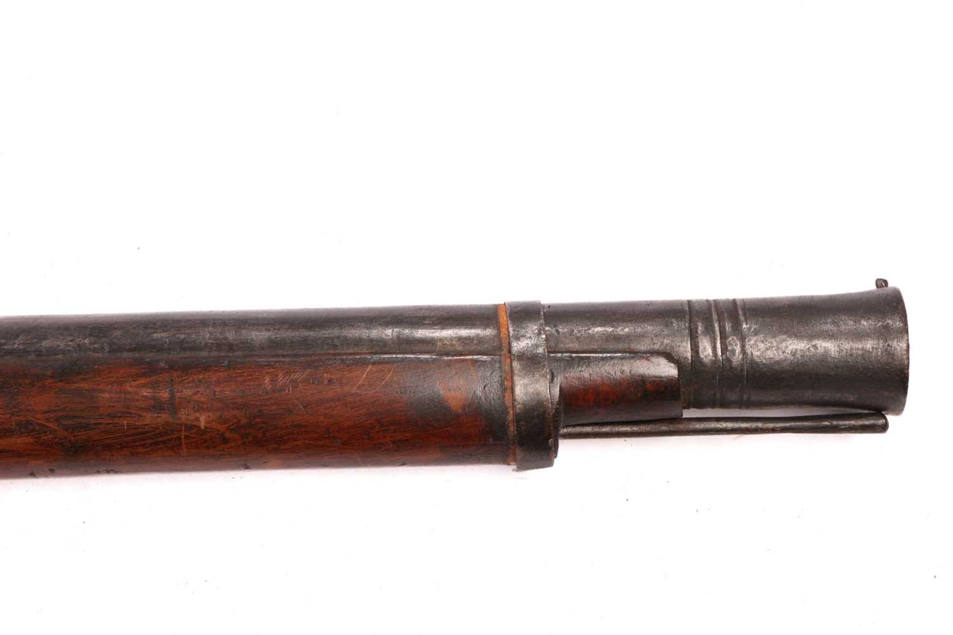 A huge 1-inch bore Indian Toradar matchlock (rampart gun), 19th century, with a forged iron barrel t - Bild 4 aus 8
