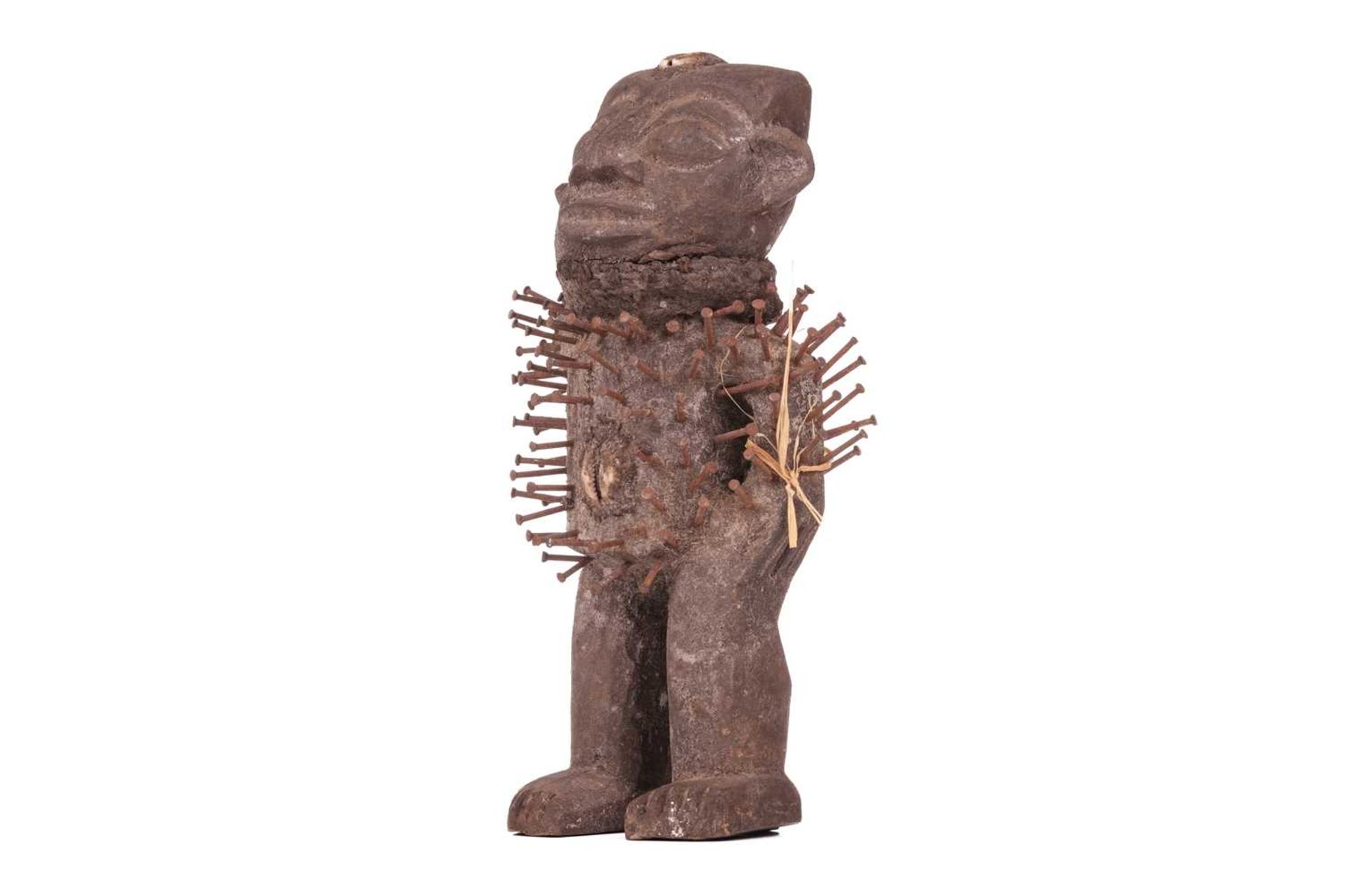 A small Bakongo nail fetish standing figure, 20th century, 22 cm high. - Bild 5 aus 7