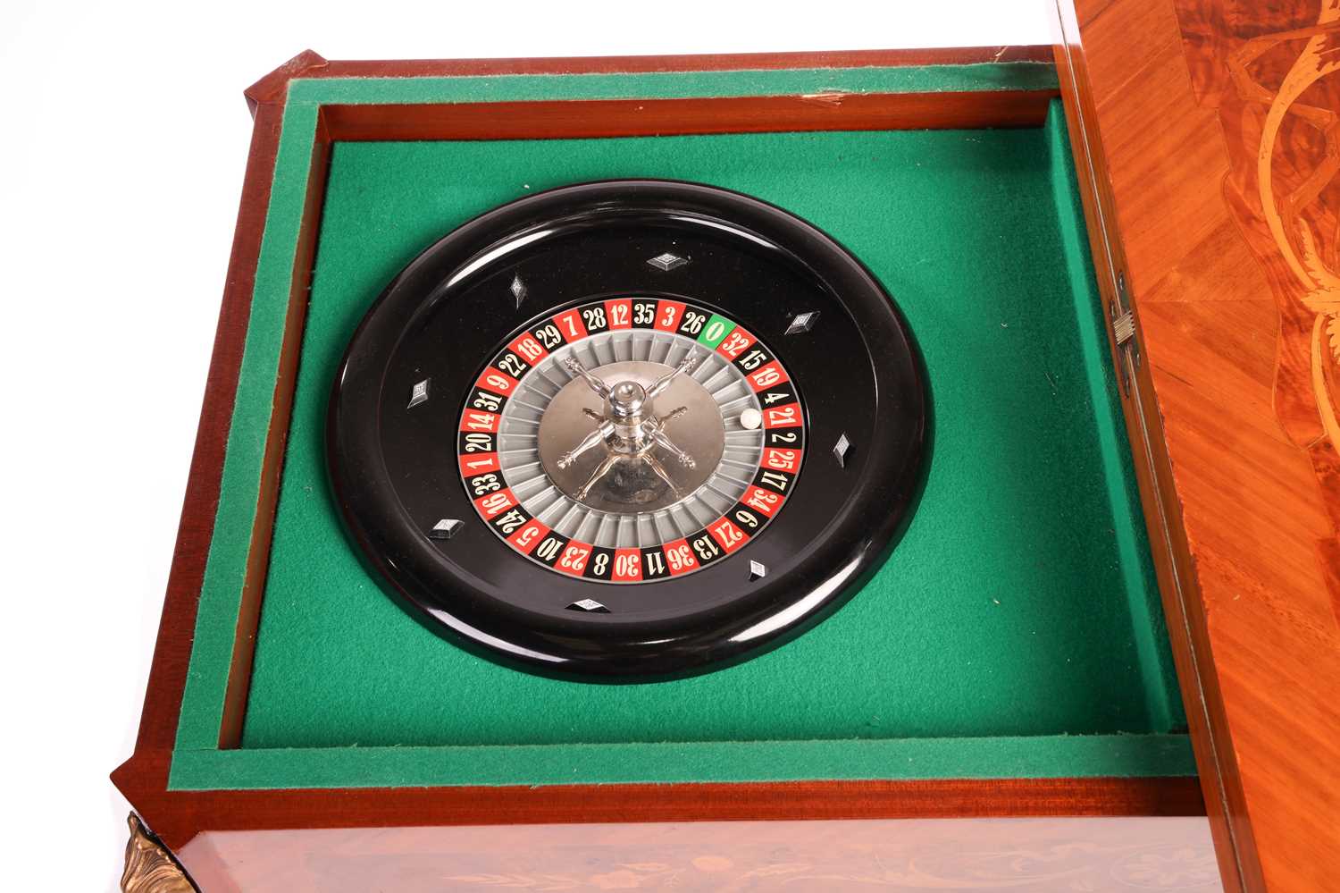 An Italian Dal Negro walnut and marquetry gaming/roulette table, and gaming compendium the fold over - Image 7 of 8