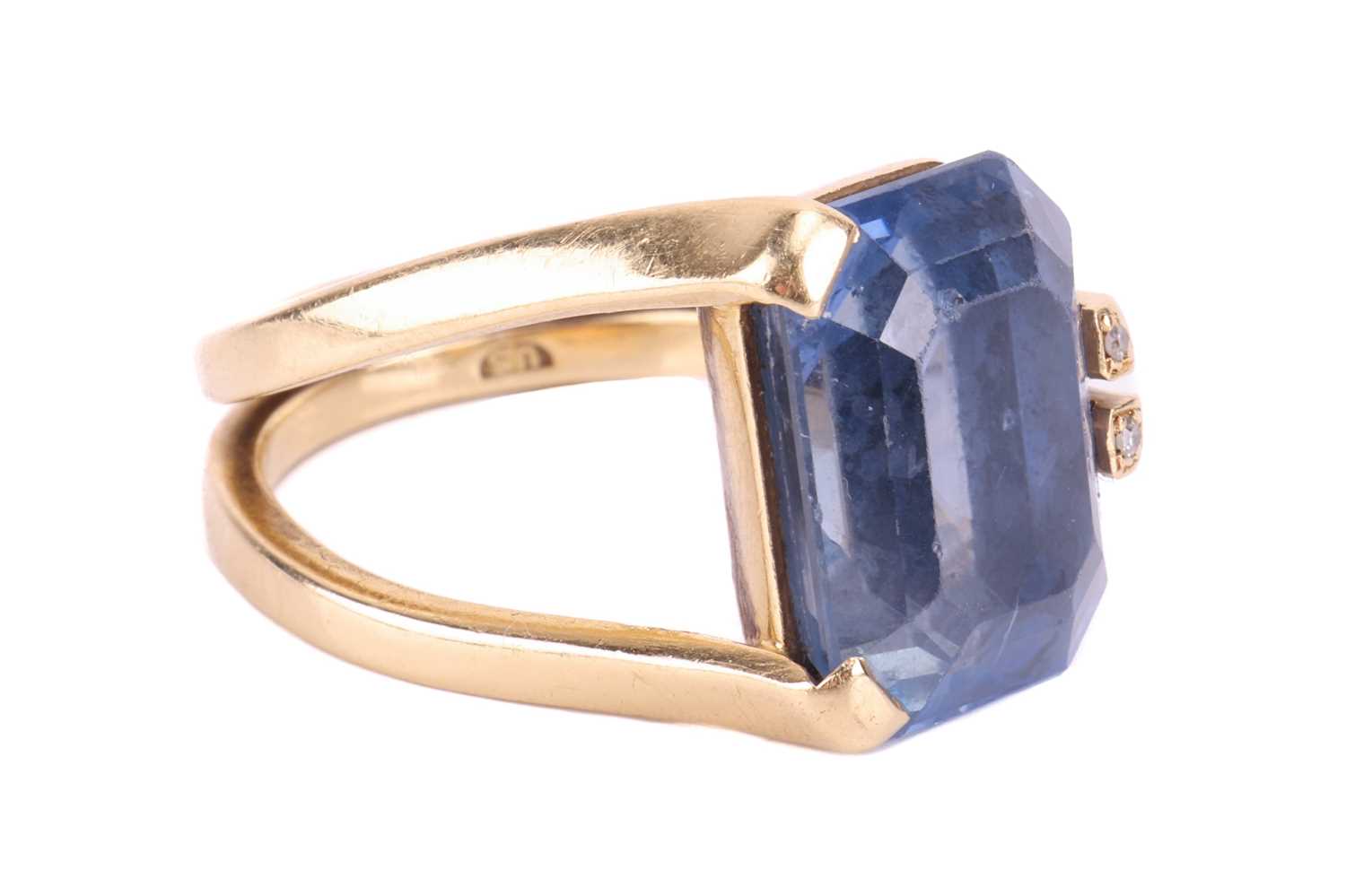 An unheated colour-change Ceylon sapphire solitaire ring, featuring an octagonal step-cut sapphire o - Image 3 of 4