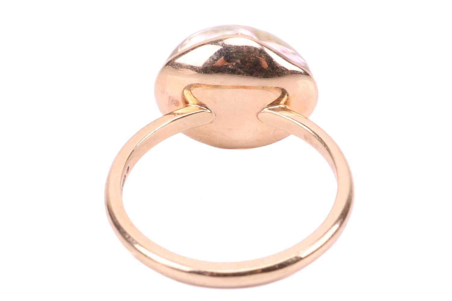 A blister pearl dress ring in 9ct gold, set with an irregularly shaped Baroque blister pearl, with p - Image 3 of 4