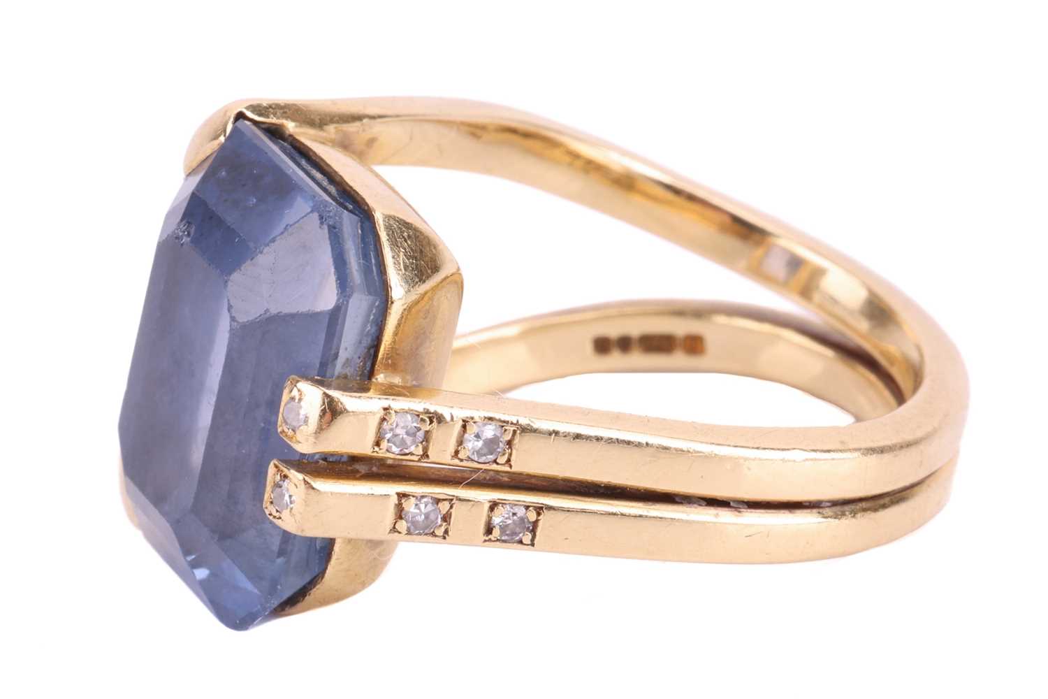 An unheated colour-change Ceylon sapphire solitaire ring, featuring an octagonal step-cut sapphire o - Image 2 of 4