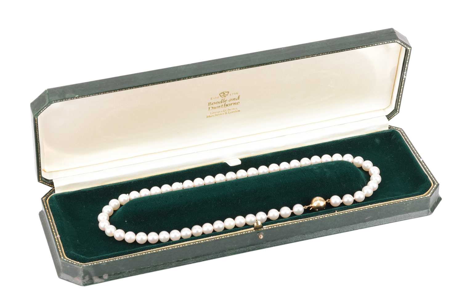 A cultured pearl necklace with diamond-set clasp, comprising a row of unified round cultured pearls, - Image 2 of 4