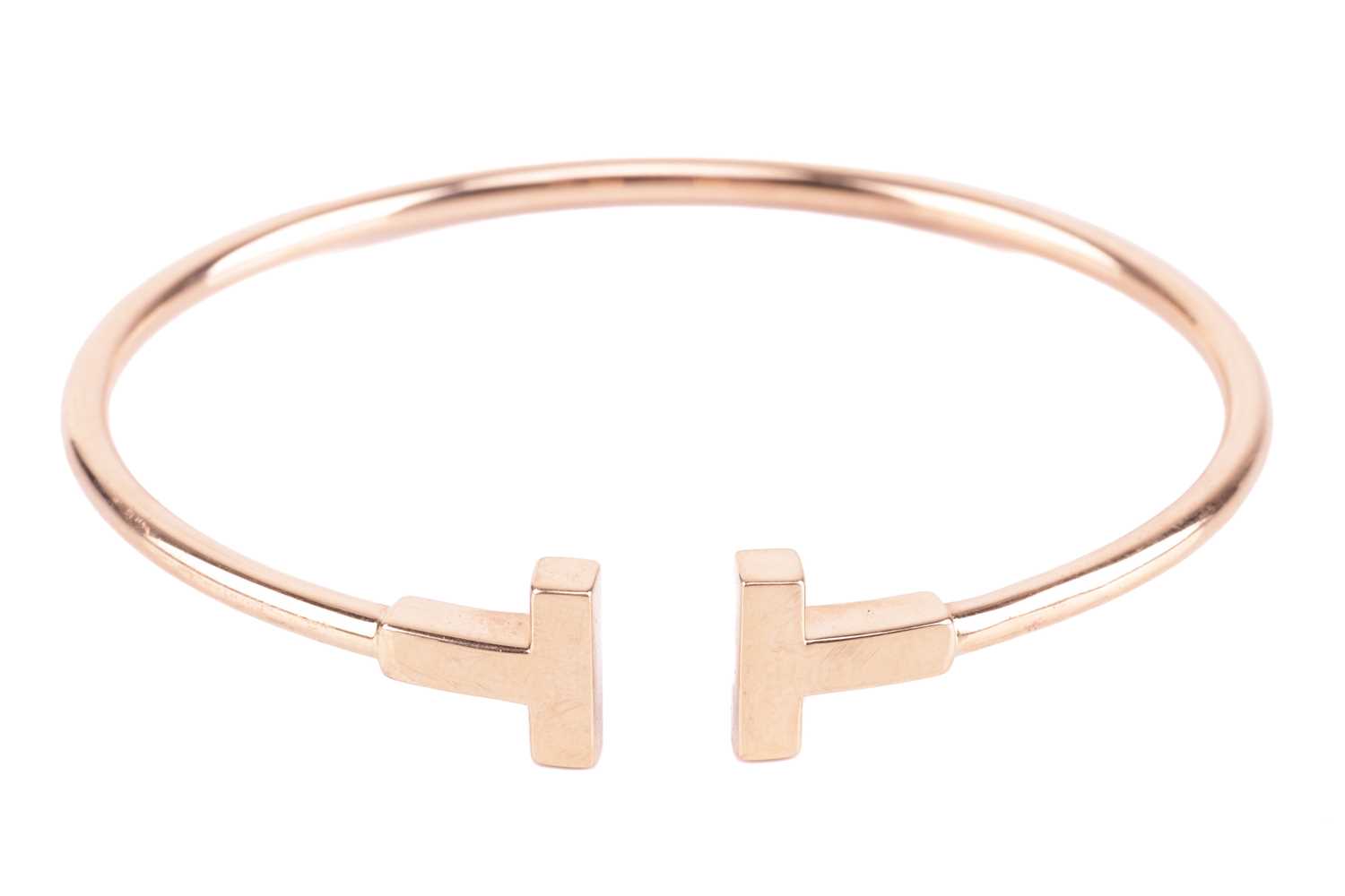 Tiffany &amp; Co. - a Tiffany T wire bracelet in 18ct yellow gold, with double T terminals, signed a