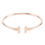 Tiffany &amp; Co. - a Tiffany T wire bracelet in 18ct yellow gold, with double T terminals, signed a