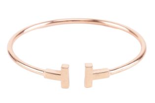 Tiffany & Co. - a Tiffany T wire bracelet in 18ct yellow gold, with double T terminals, signed and