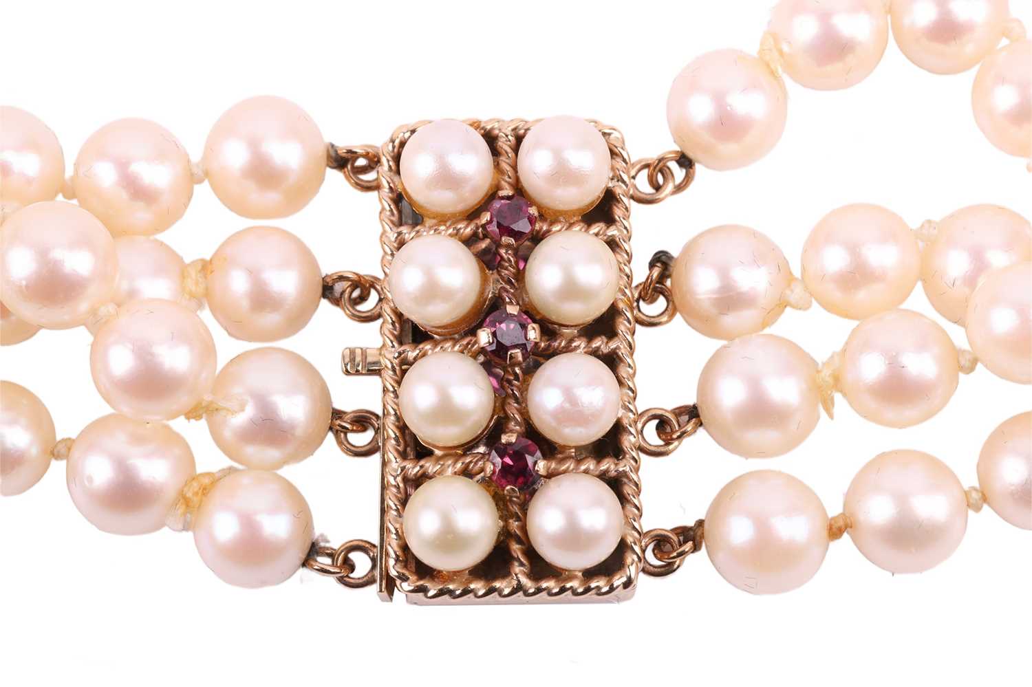 A four-strand pearl choker necklace, the cultured pearls of cream body colour with pink overtones, m - Image 4 of 6