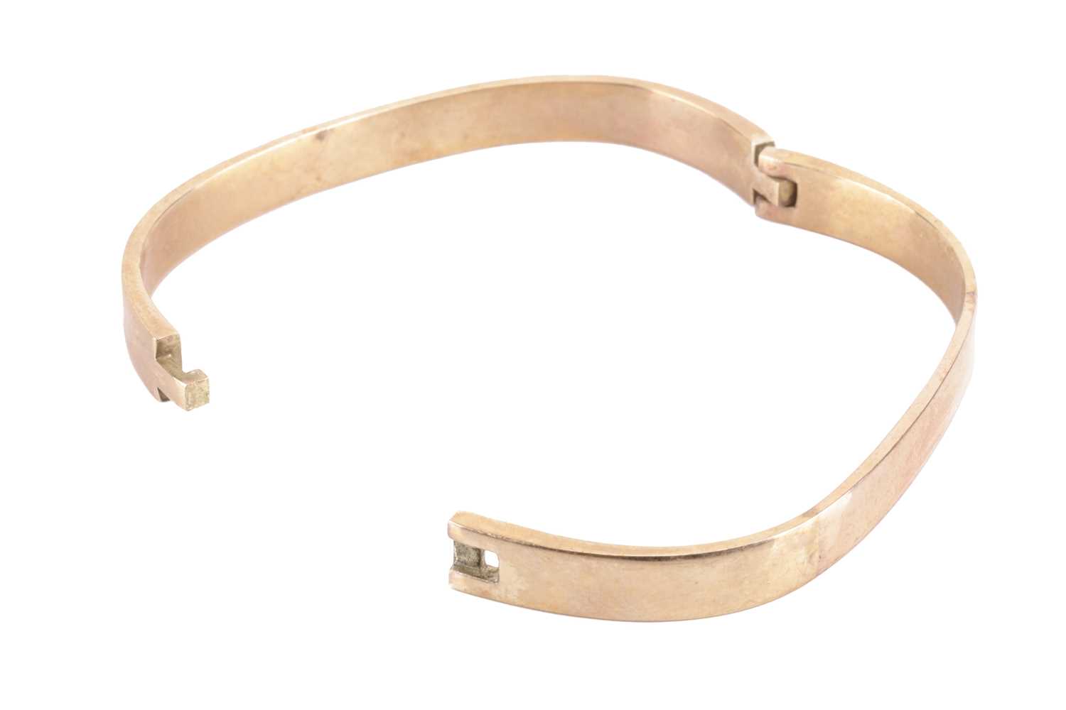 A hinged bangle in 9ct yellow gold, of angular form, constructed by two halves connected with hinge  - Image 2 of 3