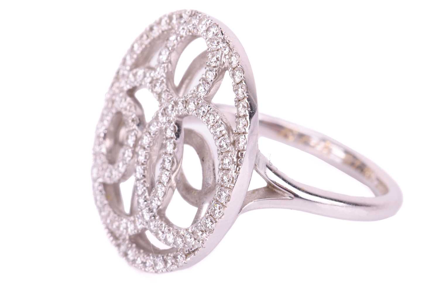 A De Beers pierced panel ring in 18ct white gold, round head of swirl design encrusted with brillian - Image 3 of 5