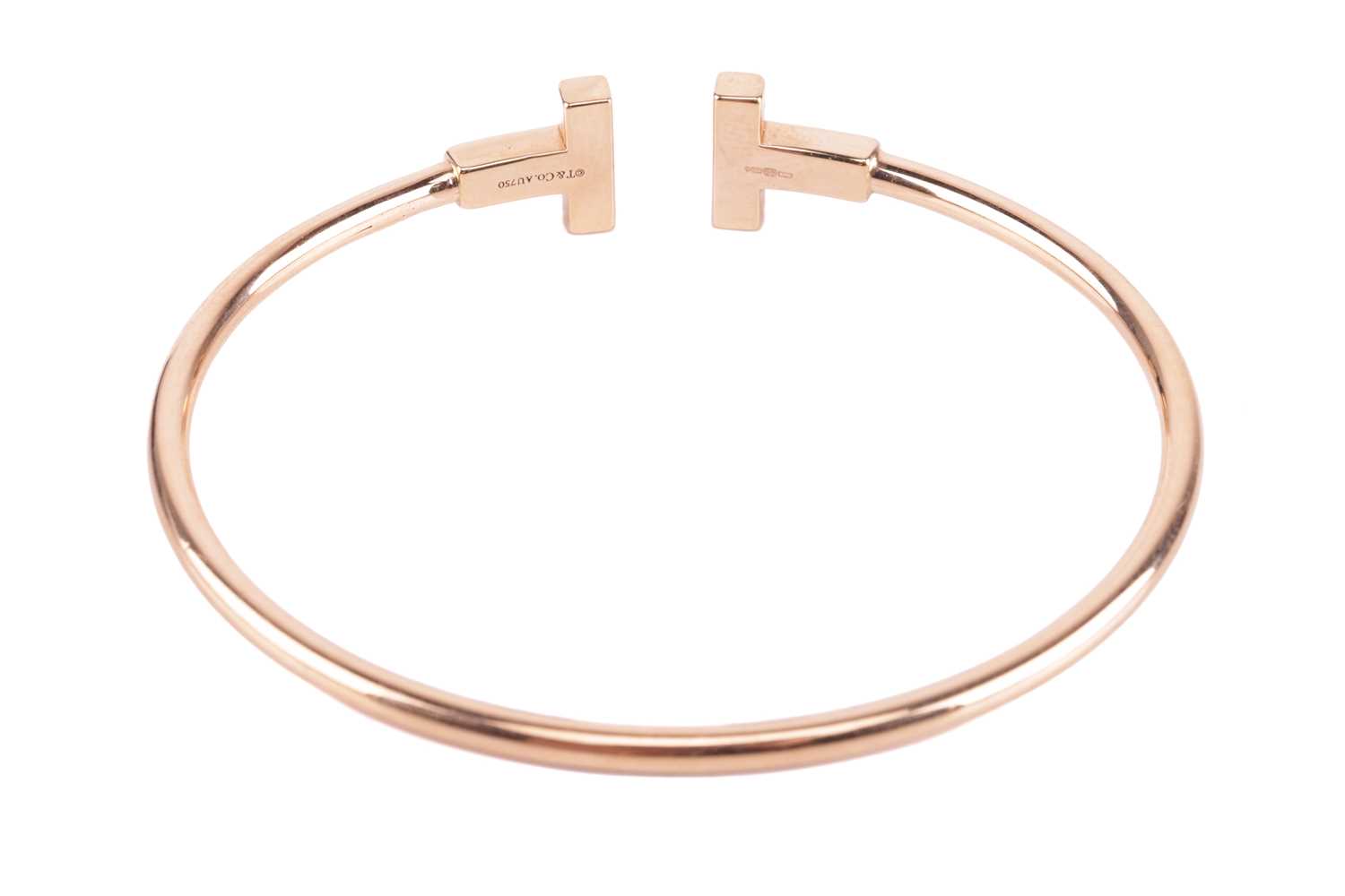 Tiffany &amp; Co. - a Tiffany T wire bracelet in 18ct yellow gold, with double T terminals, signed a - Image 2 of 3