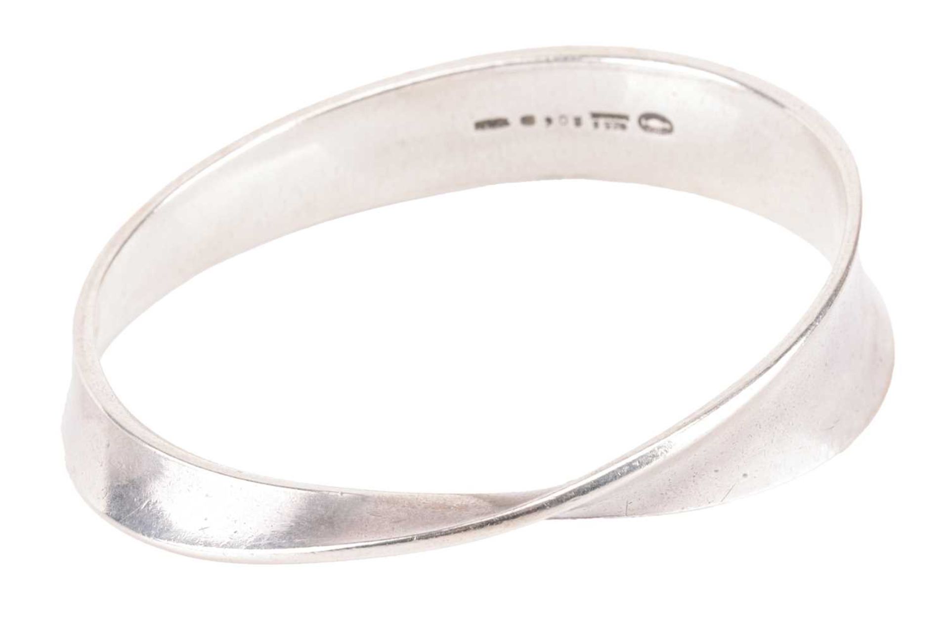 Georg Jensen - a 'Möbius' closed bangle, constructed with a tapering and slightly concave strip, des - Image 2 of 3