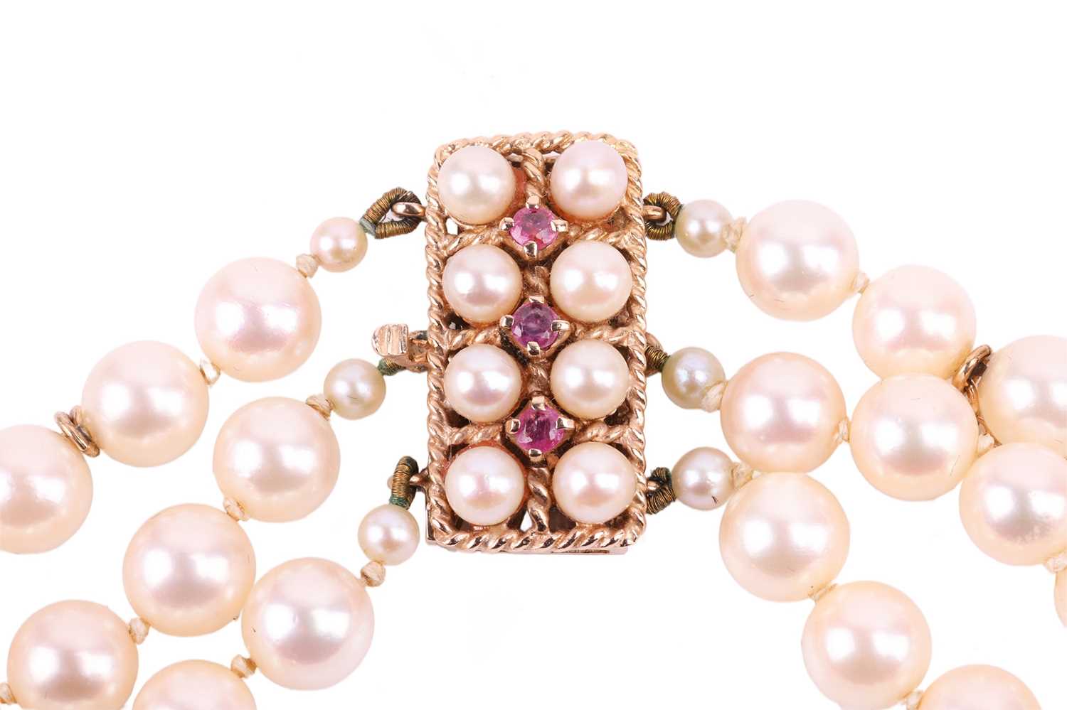 A three-strand pearl choker necklace and matching bracelet, the cultured pearls of cream body colour - Image 3 of 8