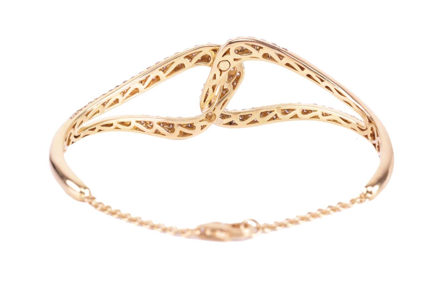 A diamond bangle, in a linked cross-over design set throughout with round brilliant cut champagne di - Bild 2 aus 2