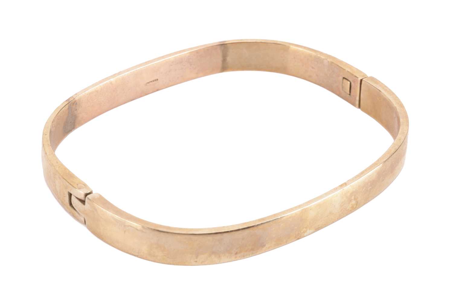 A hinged bangle in 9ct yellow gold, of angular form, constructed by two halves connected with hinge 