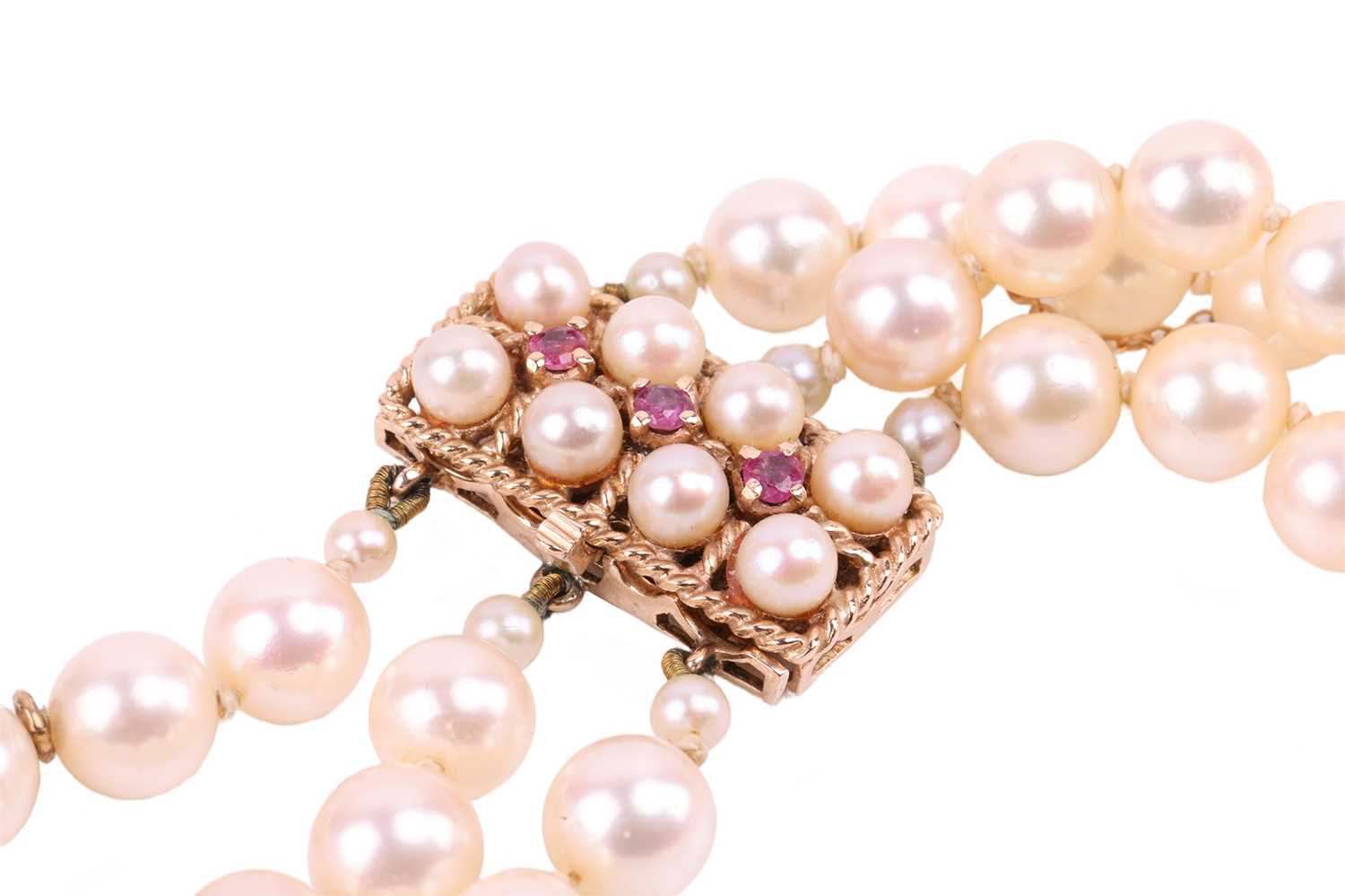 A three-strand pearl choker necklace and matching bracelet, the cultured pearls of cream body colour - Image 2 of 8