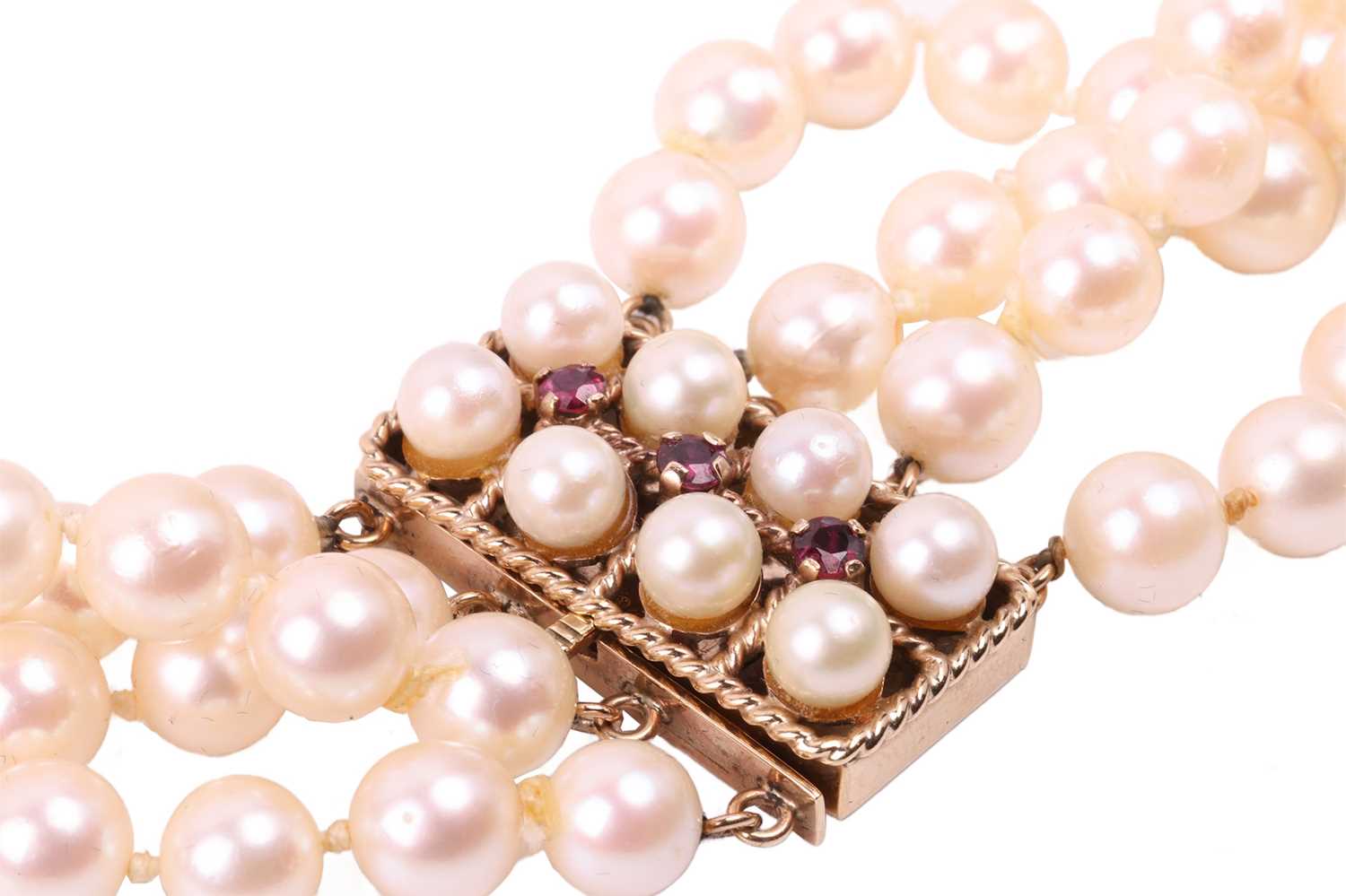 A four-strand pearl choker necklace, the cultured pearls of cream body colour with pink overtones, m - Image 5 of 6