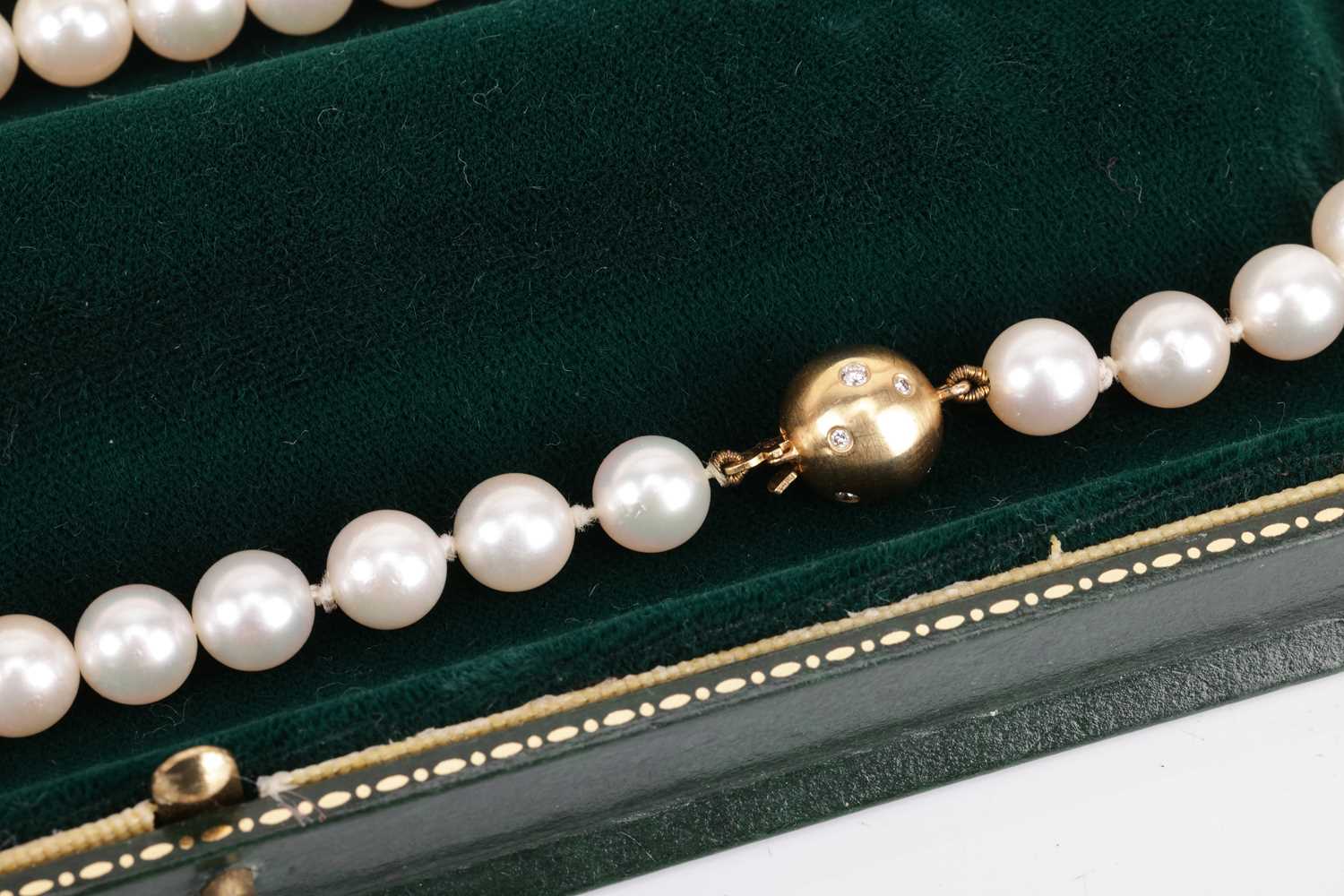 A cultured pearl necklace with diamond-set clasp, comprising a row of unified round cultured pearls, - Image 4 of 4