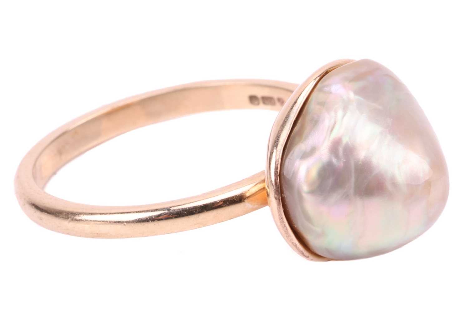 A blister pearl dress ring in 9ct gold, set with an irregularly shaped Baroque blister pearl, with p - Image 4 of 4
