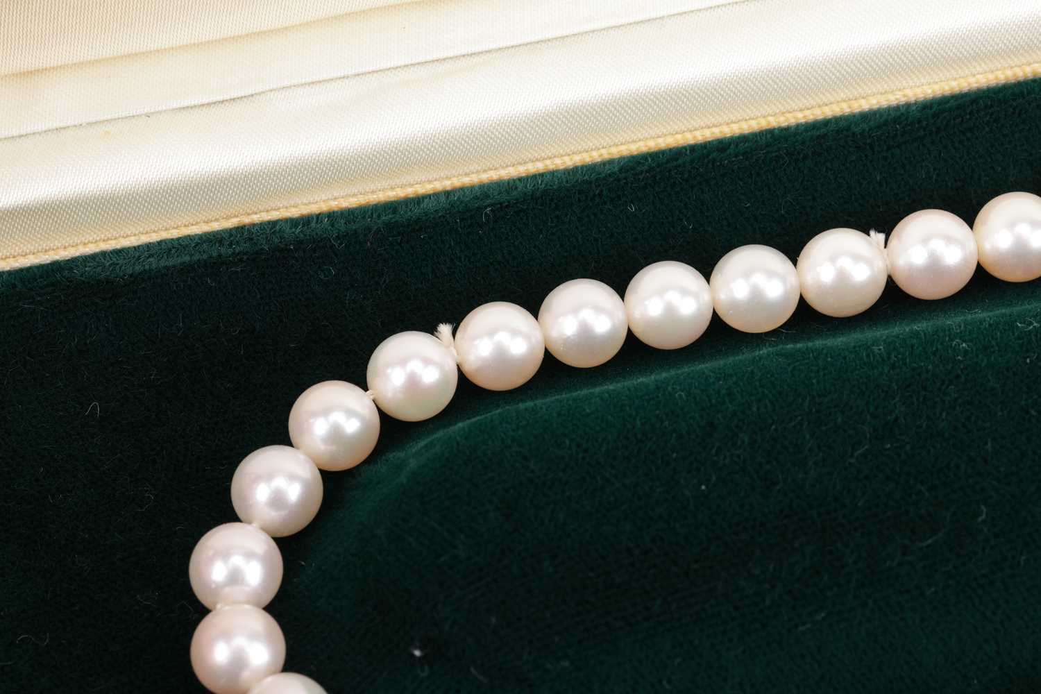 A cultured pearl necklace with diamond-set clasp, comprising a row of unified round cultured pearls, - Image 3 of 4