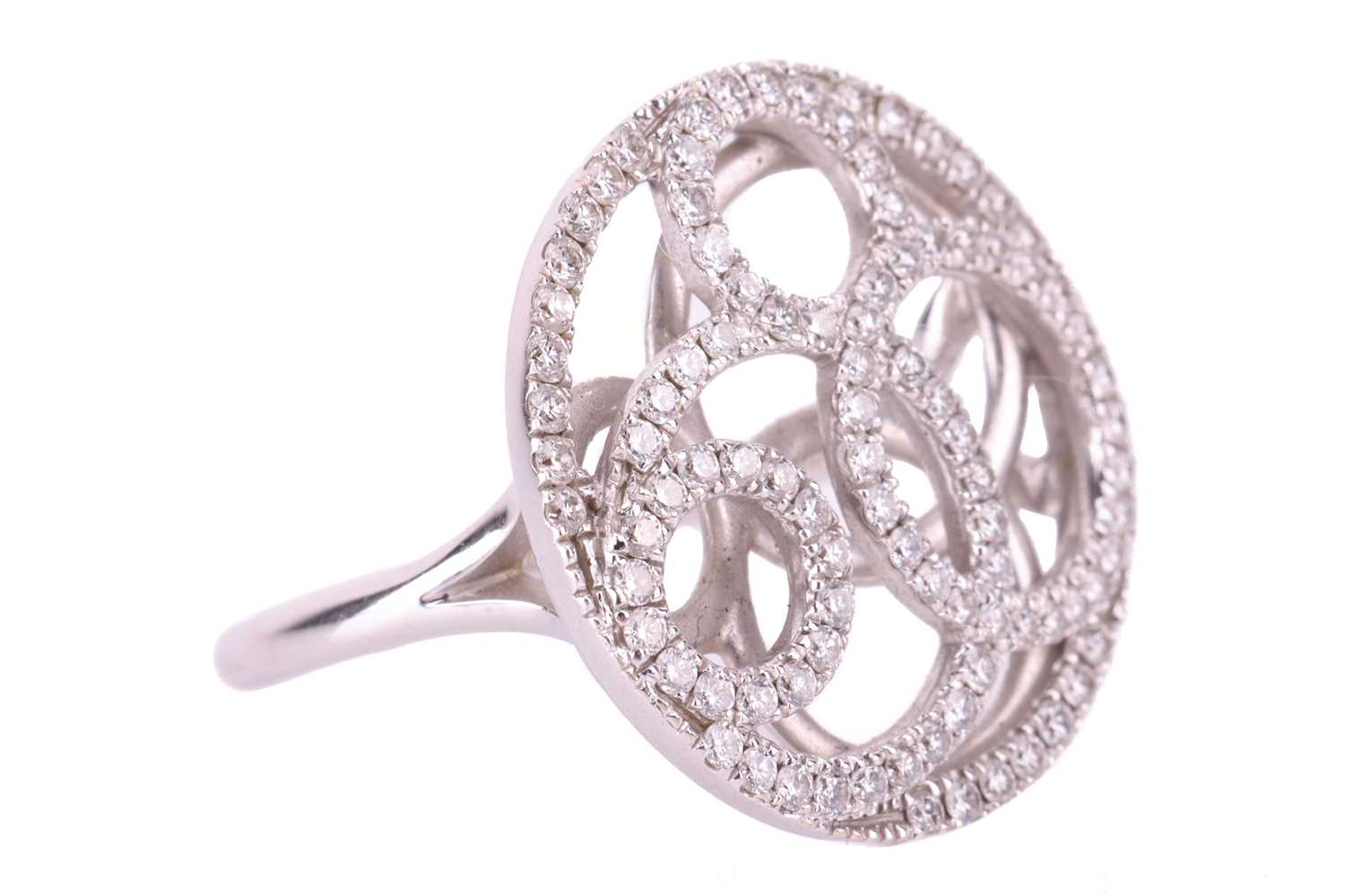 A De Beers pierced panel ring in 18ct white gold, round head of swirl design encrusted with brillian - Image 2 of 5