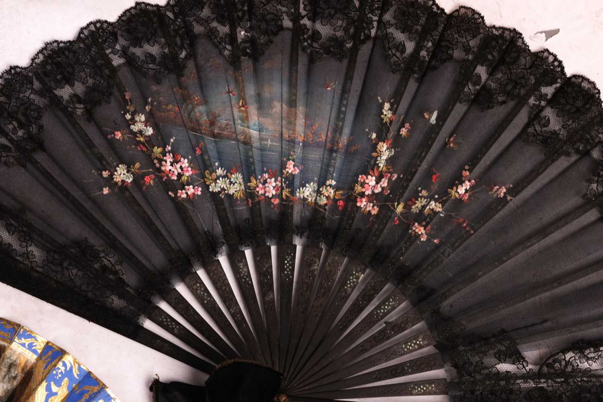 A collection of ten late 19th and early 20th century fans, Japanese, Chinese and European, including - Image 11 of 15