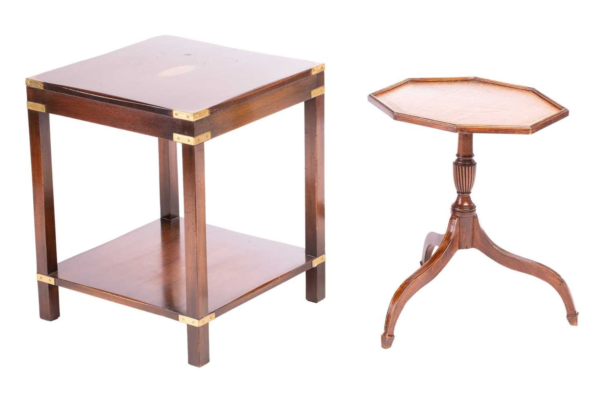 A square Bevan Funnell campaign-style brass-bound mahogany lamp table with under tier, 44 cm x 44 cm - Bild 2 aus 4