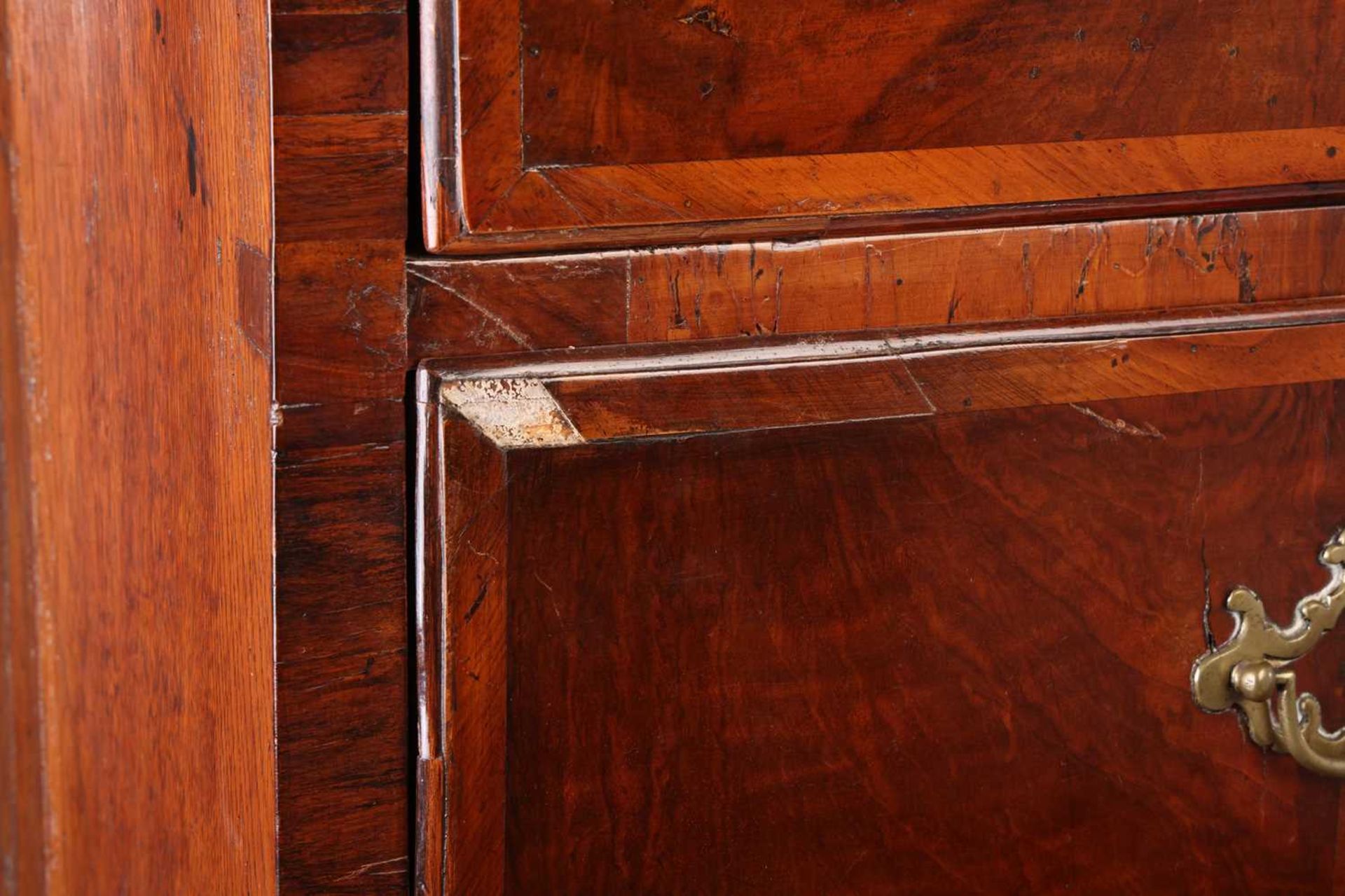 A George II walnut chest on stand, with diagonal crossbanding, the cavetto moulded cornice over thre - Bild 5 aus 7
