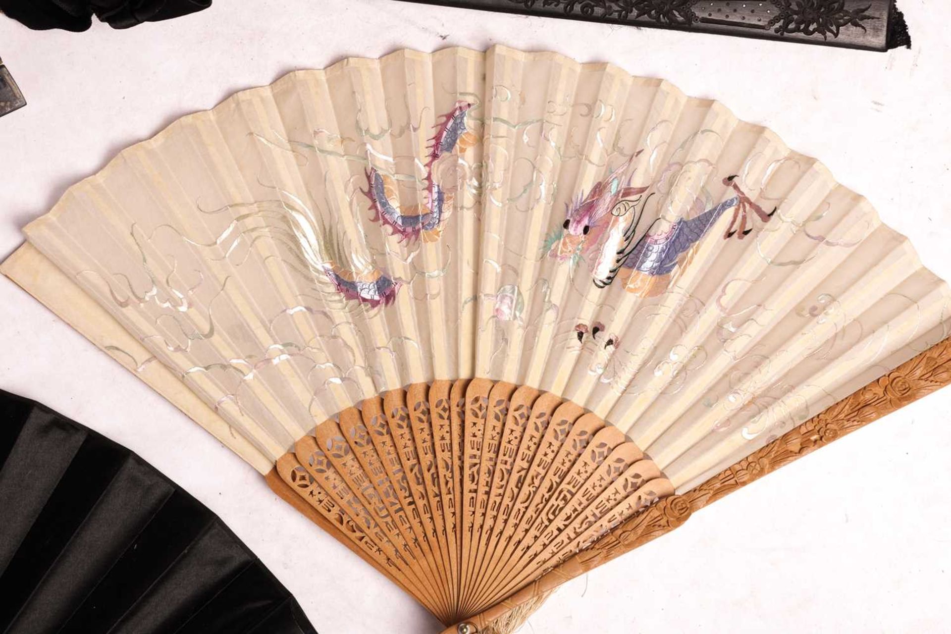 A collection of ten late 19th and early 20th century fans, Japanese, Chinese and European, including - Image 6 of 15