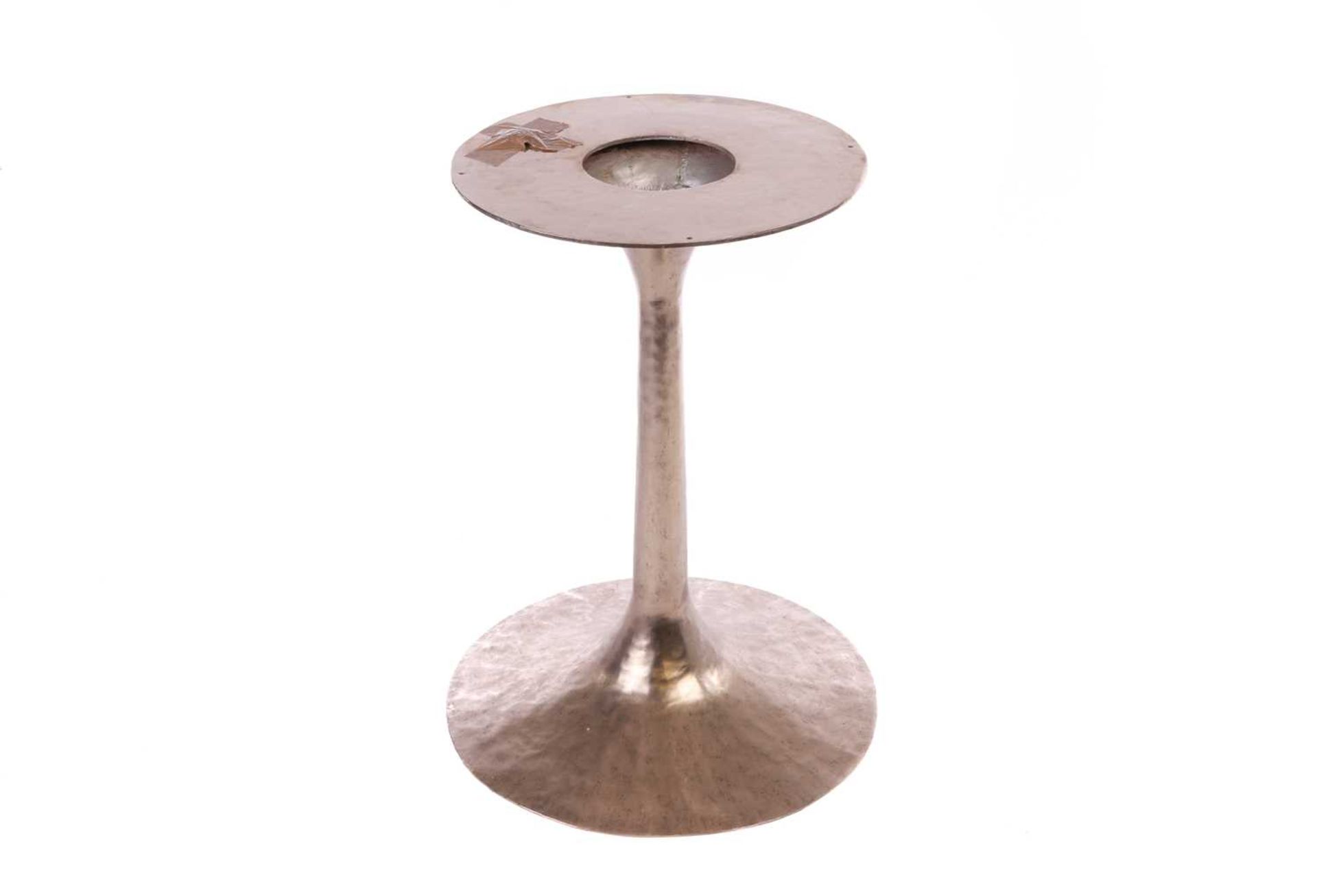 A Julian Chichester 'Dakota' Dining Table, the gold effect finish circular top on a hand-hammered ch - Bild 3 aus 5