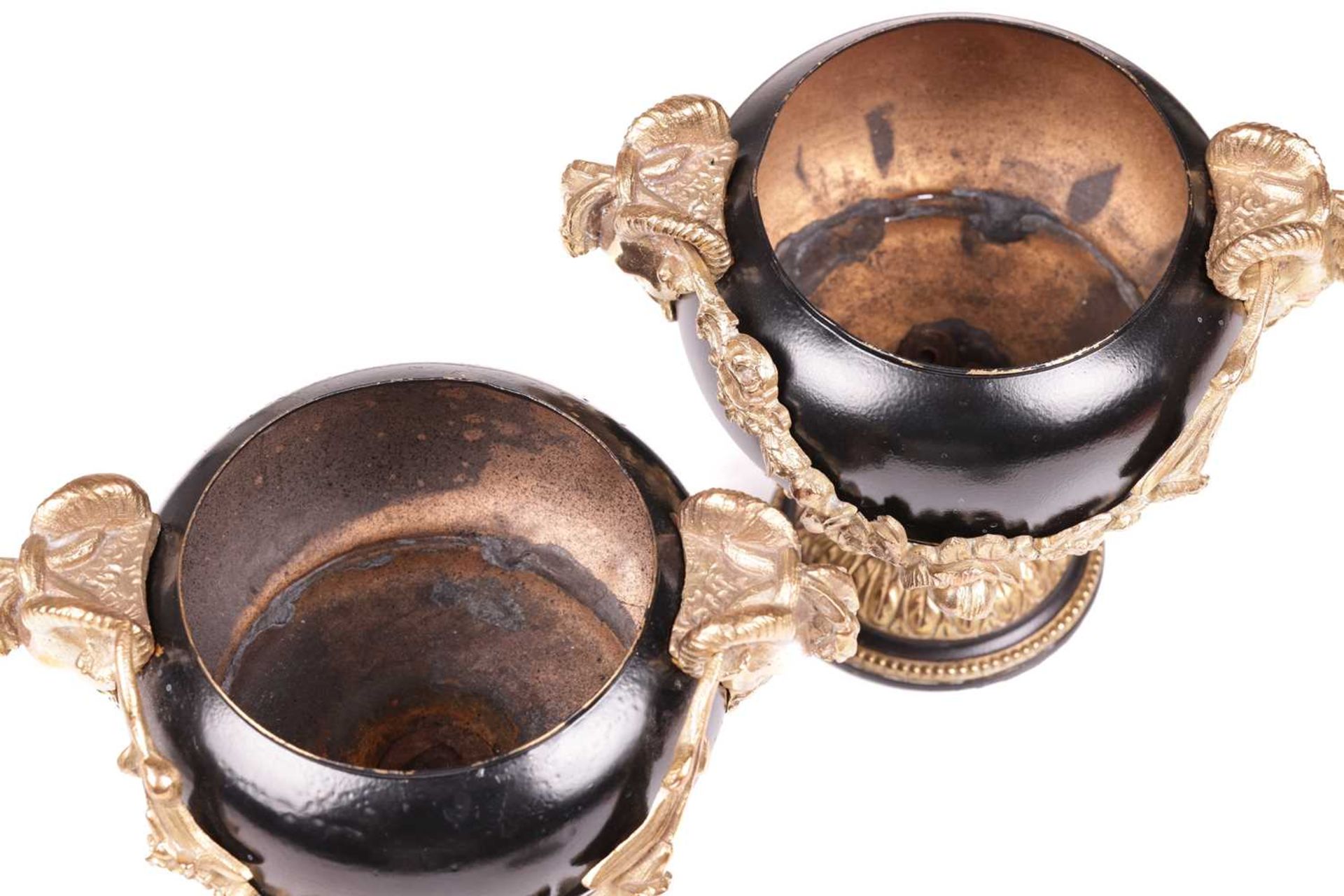 A pair of Neo-classical black lacquer urns and covers, with gilt bronze mounts, mask handles with fl - Bild 5 aus 8