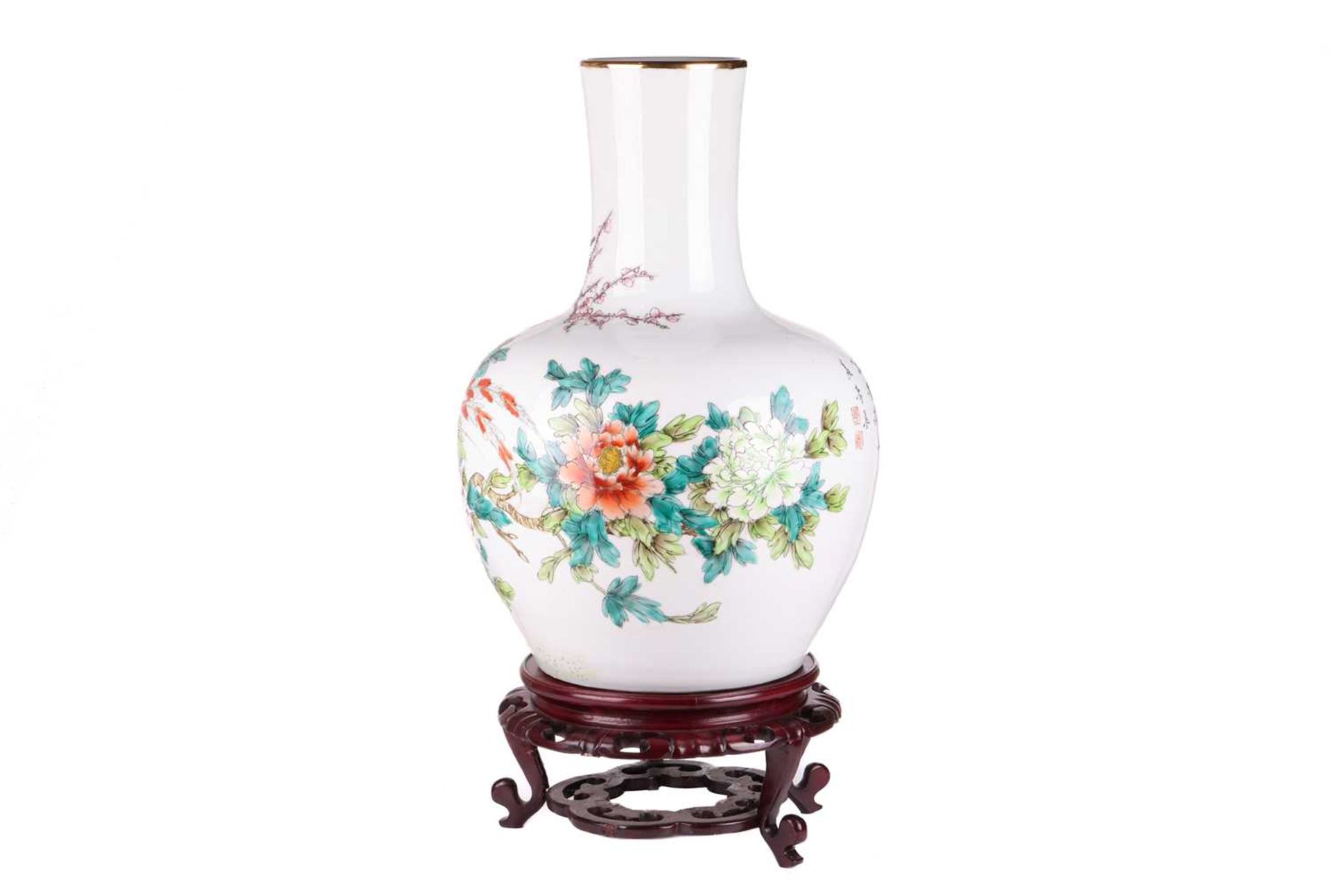 A large 18th-century style Chinese porcelain famille rose heavy baluster vase, 20th-century, with pe - Bild 2 aus 5