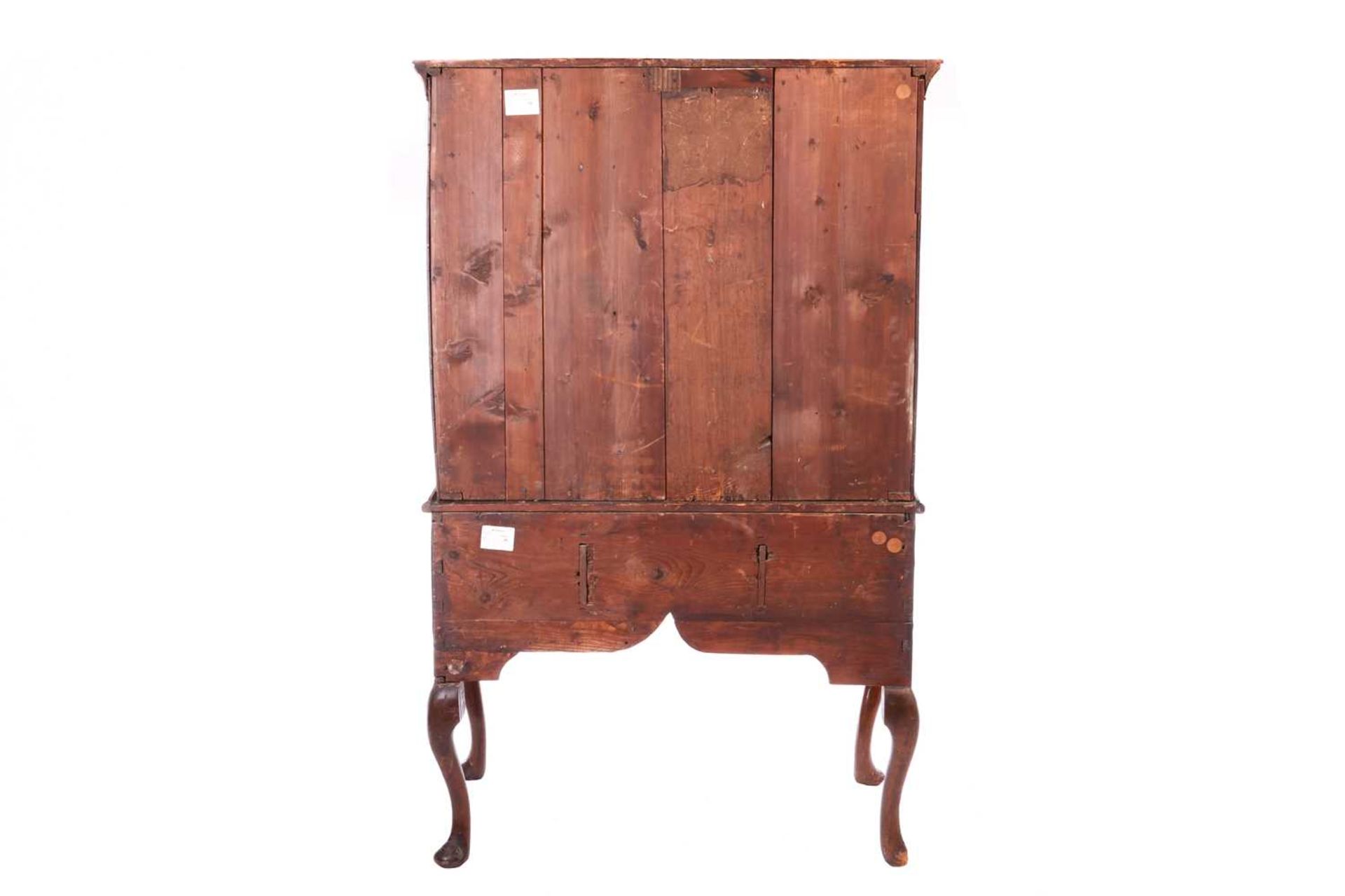A George II walnut chest on stand, with diagonal crossbanding, the cavetto moulded cornice over thre - Bild 3 aus 7