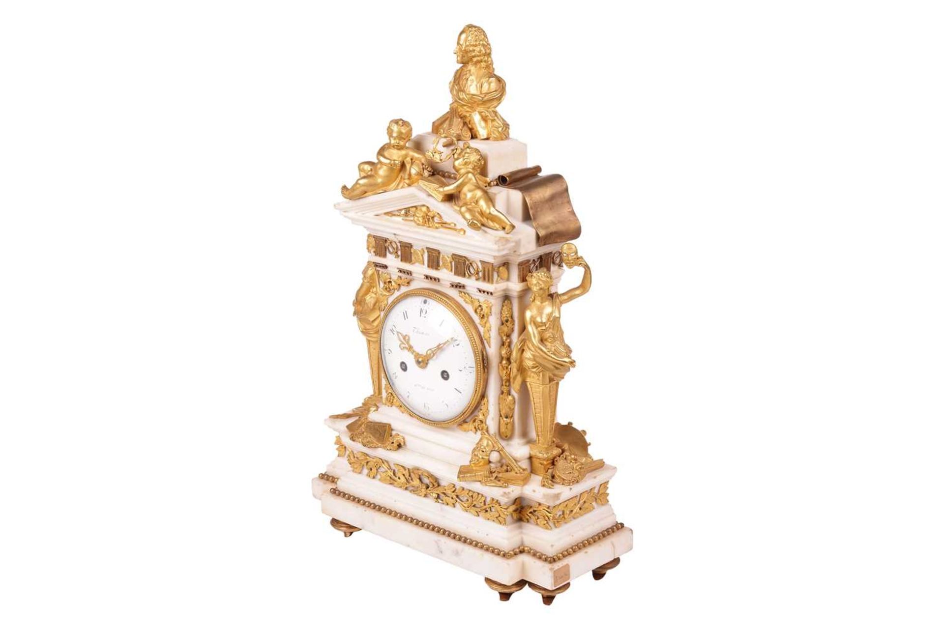 A large and ornate Louis XVI French marble and ormolu-mounted figural mantle clock, of architectural - Bild 4 aus 23
