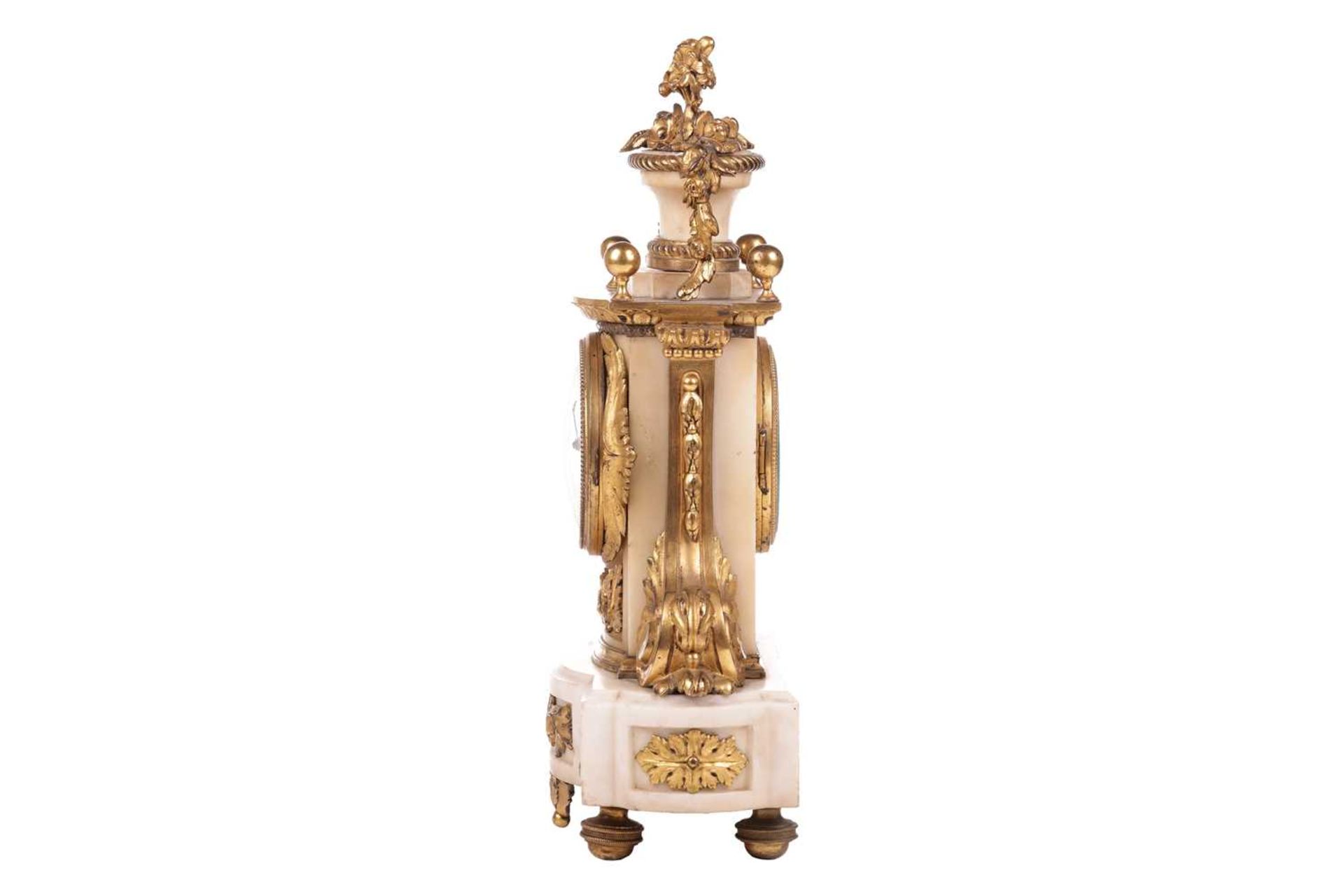 A late 19th century French white marble and gilt metal mantel timepiece clock, the top with a basket - Bild 3 aus 9